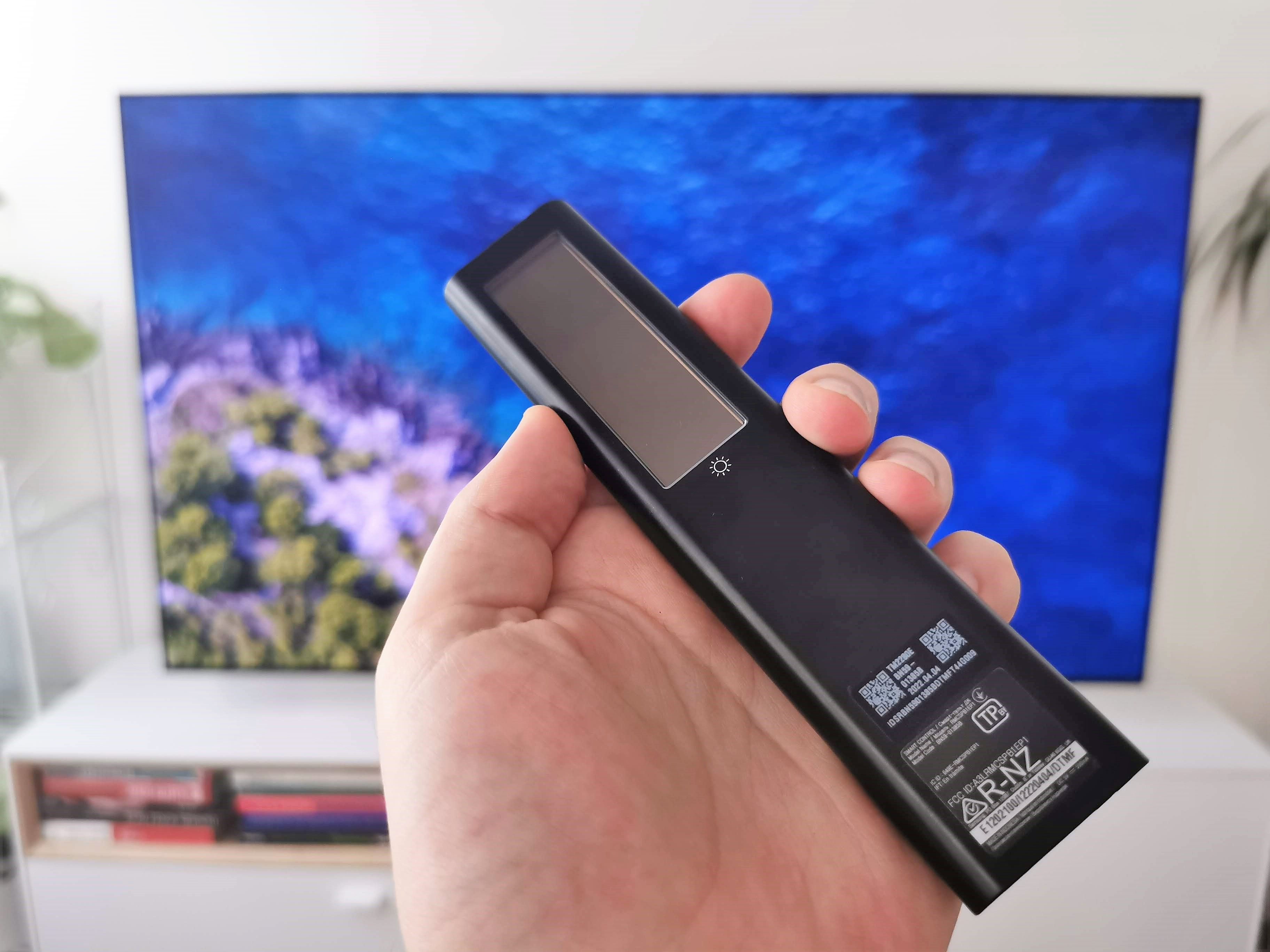 Besonders die Idee der Solarfernbedienung gefällt. Auch im Halbschatten lässt sich über den Tag beobachten, wie der Batteriestand nach und nach einige Prozentpunkte steigt – eine wunderbare Umsetzung.