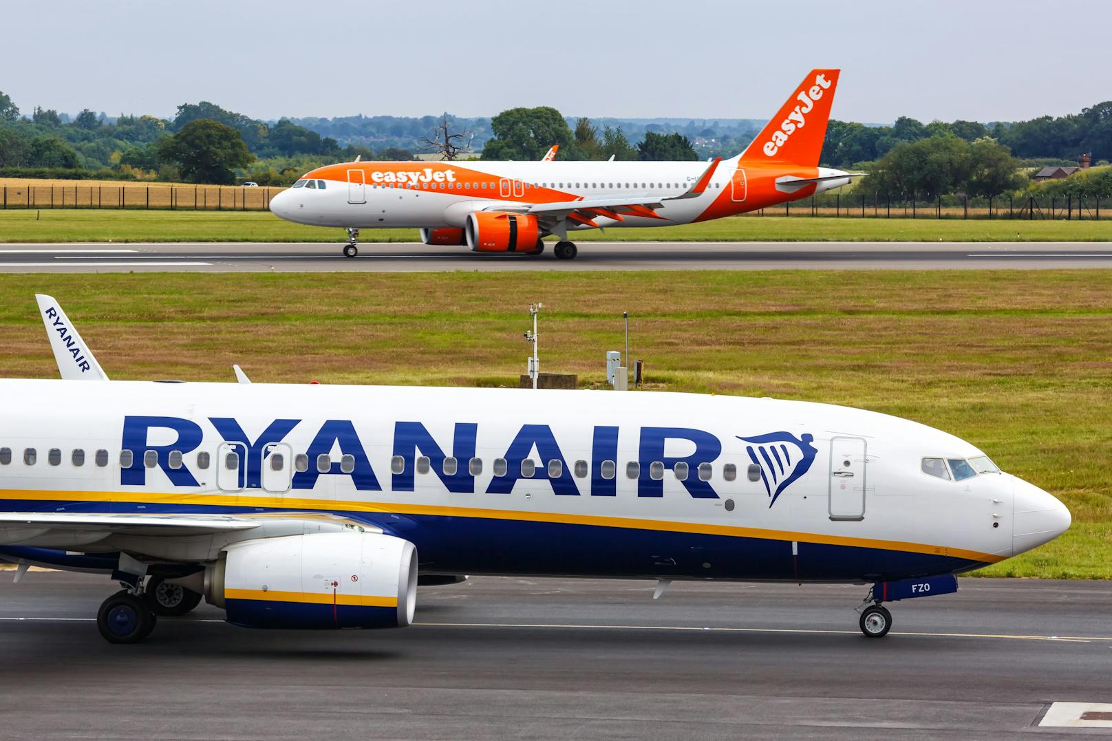 Die Rekord-Temperaturen schmelzen die Oberfläche des Rollfeldes am Londoner Flughafen Luton.