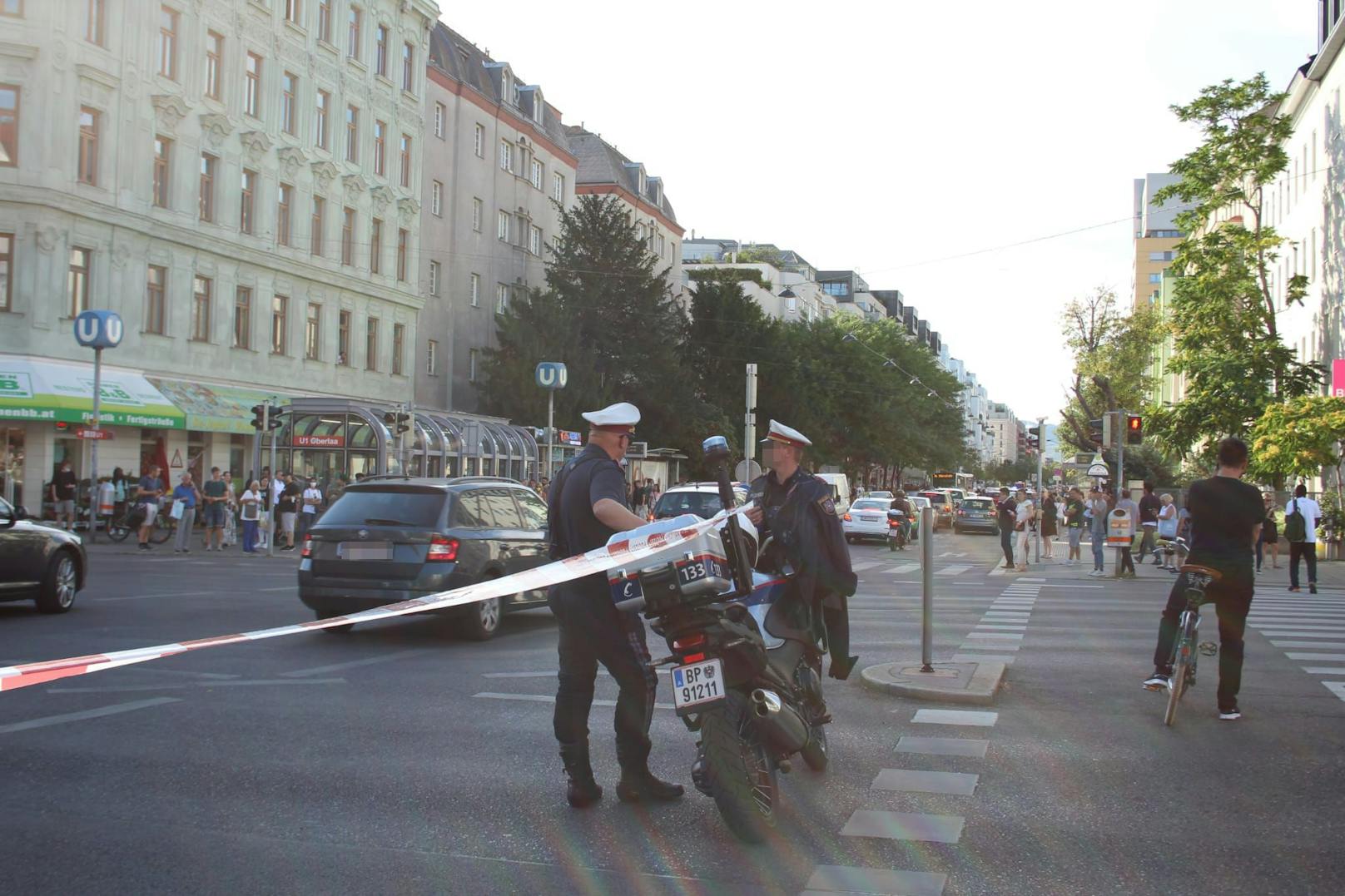 Polizei-Sperren und riesiger Einsatz rund um die Wiener Reichsbrücke, die Beamten sperrten die Umgebubng weiträumig ab.
