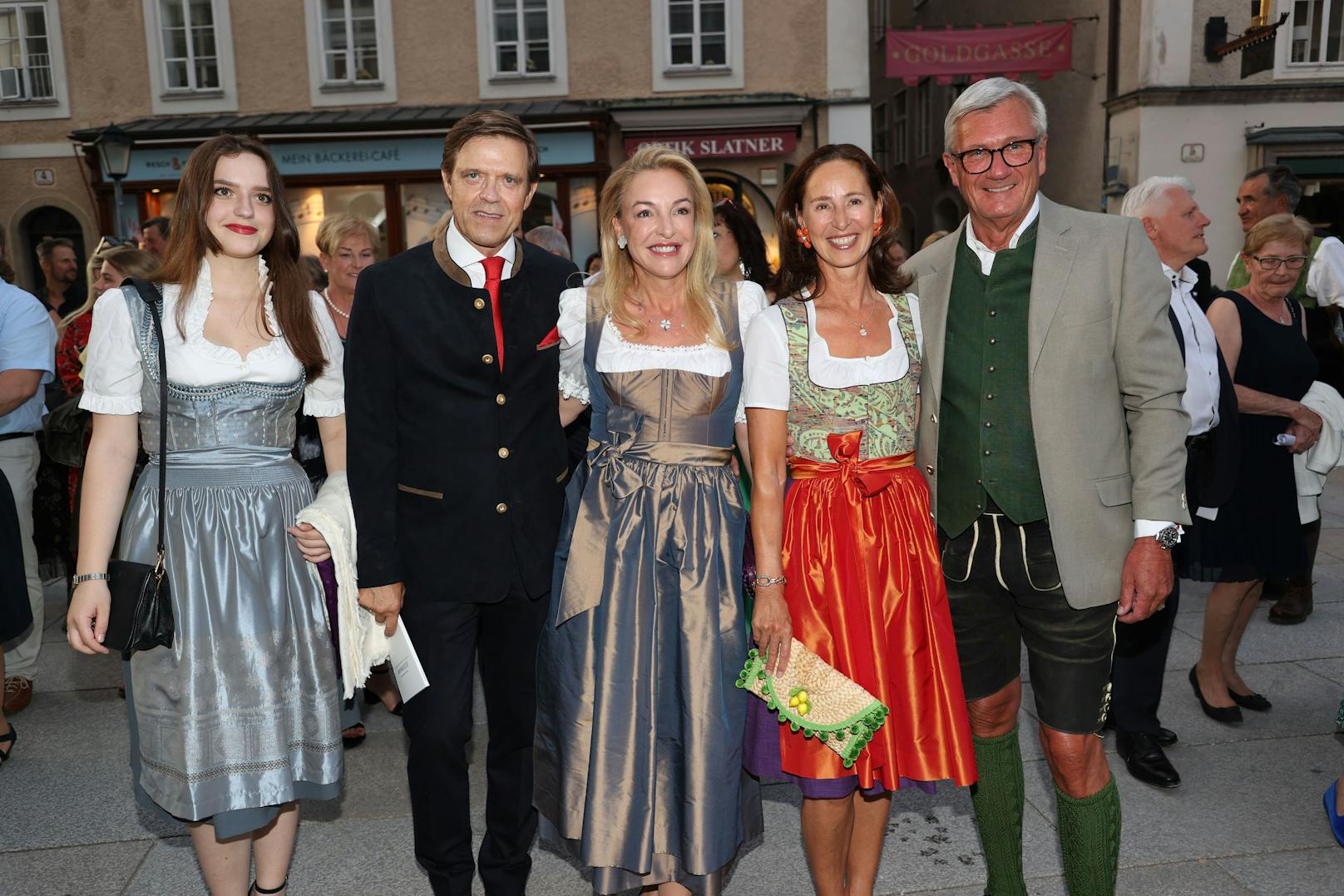 Festspielintendantin Kristina Hammer (Mitte) zusammen mit Gatten Christoph (2.v.l) und Tochter Annabelle (l) sowie dem Salzburger Bürgermeister Harald Preuner (r.) samt Gattin Alexandra.