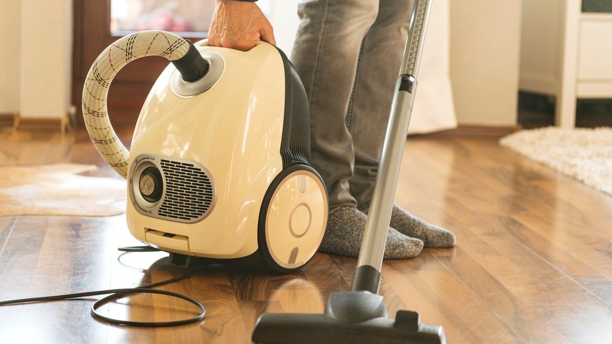 Der Vikar ist beim Sexualakt mit einem Staubsauger erwischt worden.