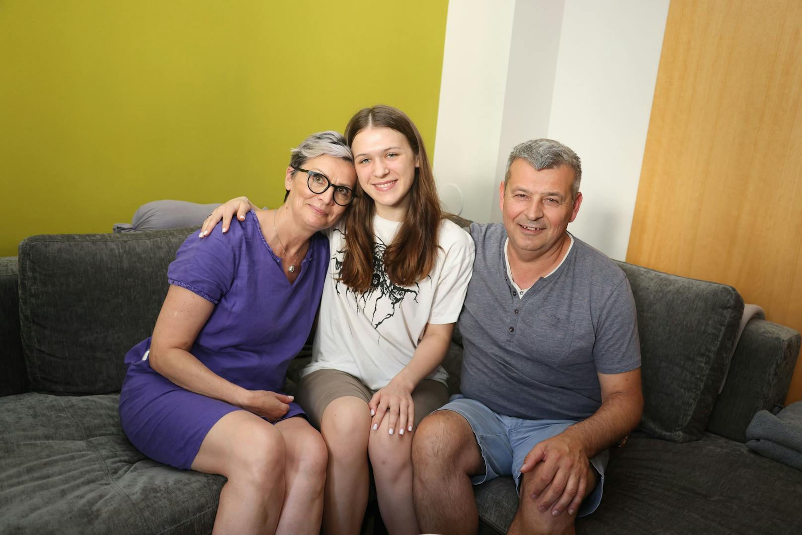 Aus Ana, Daryna und Vladimir ist eine glückliche Familie geworden.