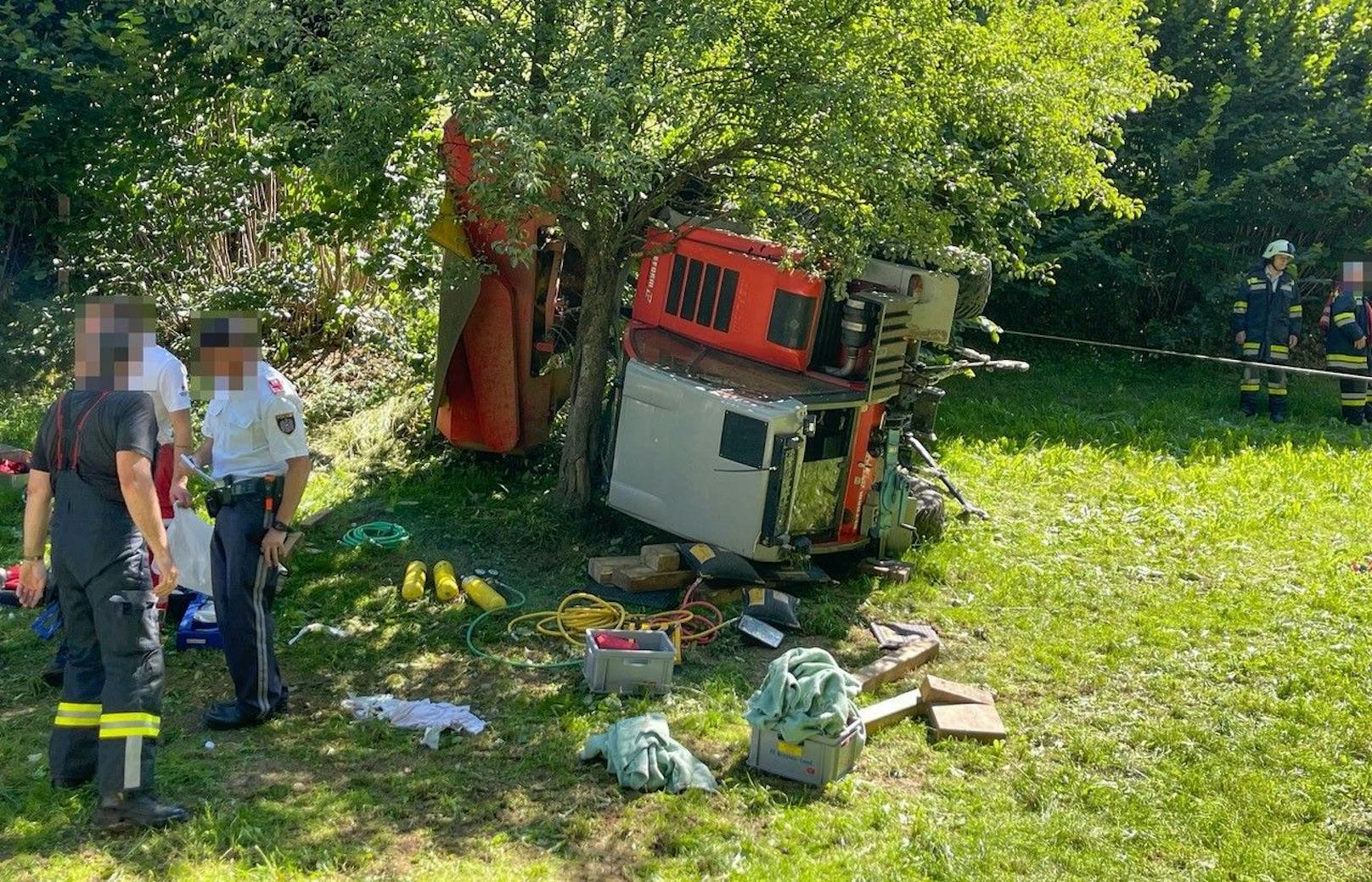 Der Metrac kam seitlich des Baumes zum Stillstand.