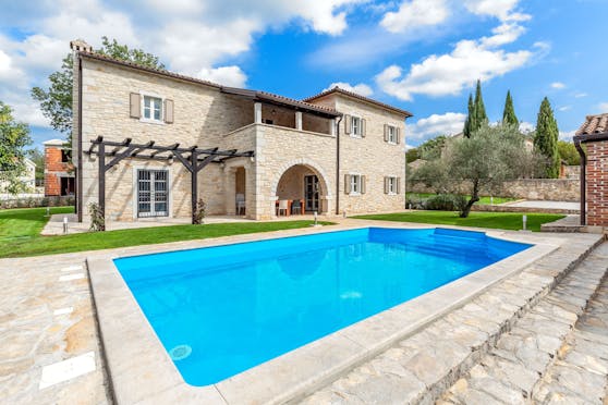 Eine wunderschöne Luxus-Villa wie diese in Istrien soll von der Frau vermietet worden sein.