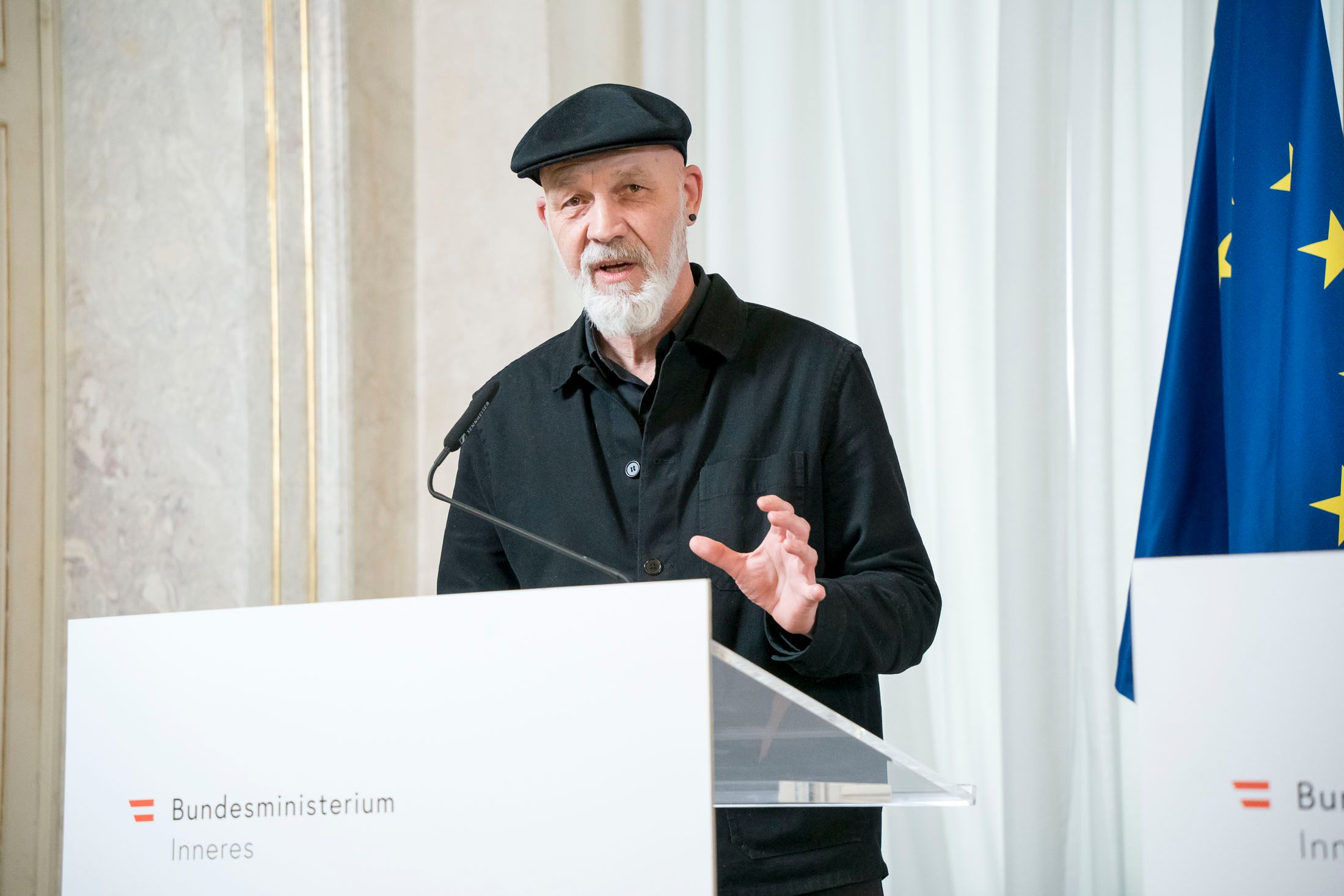 Ukraine-Krieg: (v.l.), Erich Fenninger (Volkshilfe), Michael Landau (Caritas), Innenminister Gerhard Karner (ÖVP), Maria Katharina Moser (Diakonie), Michael Opriesnig (Rotes Kreuz) anl. einer PK - Nachbarschaftshilfe für die Ukraine, 20220307 foto: helmut graf/tageszeitung heute