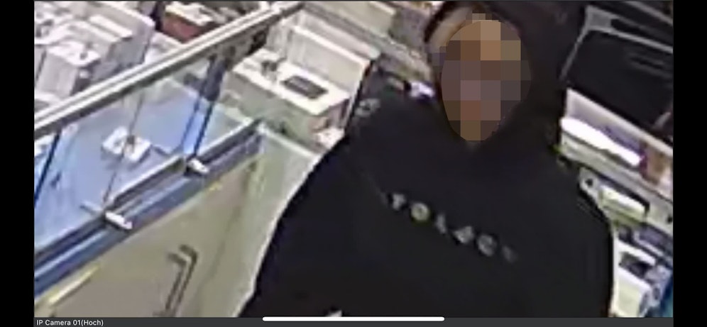 Am Flughafen Wien-Schwechat brach ein Unbekannter in ein Geschäft ein und räumte den Safe aus.