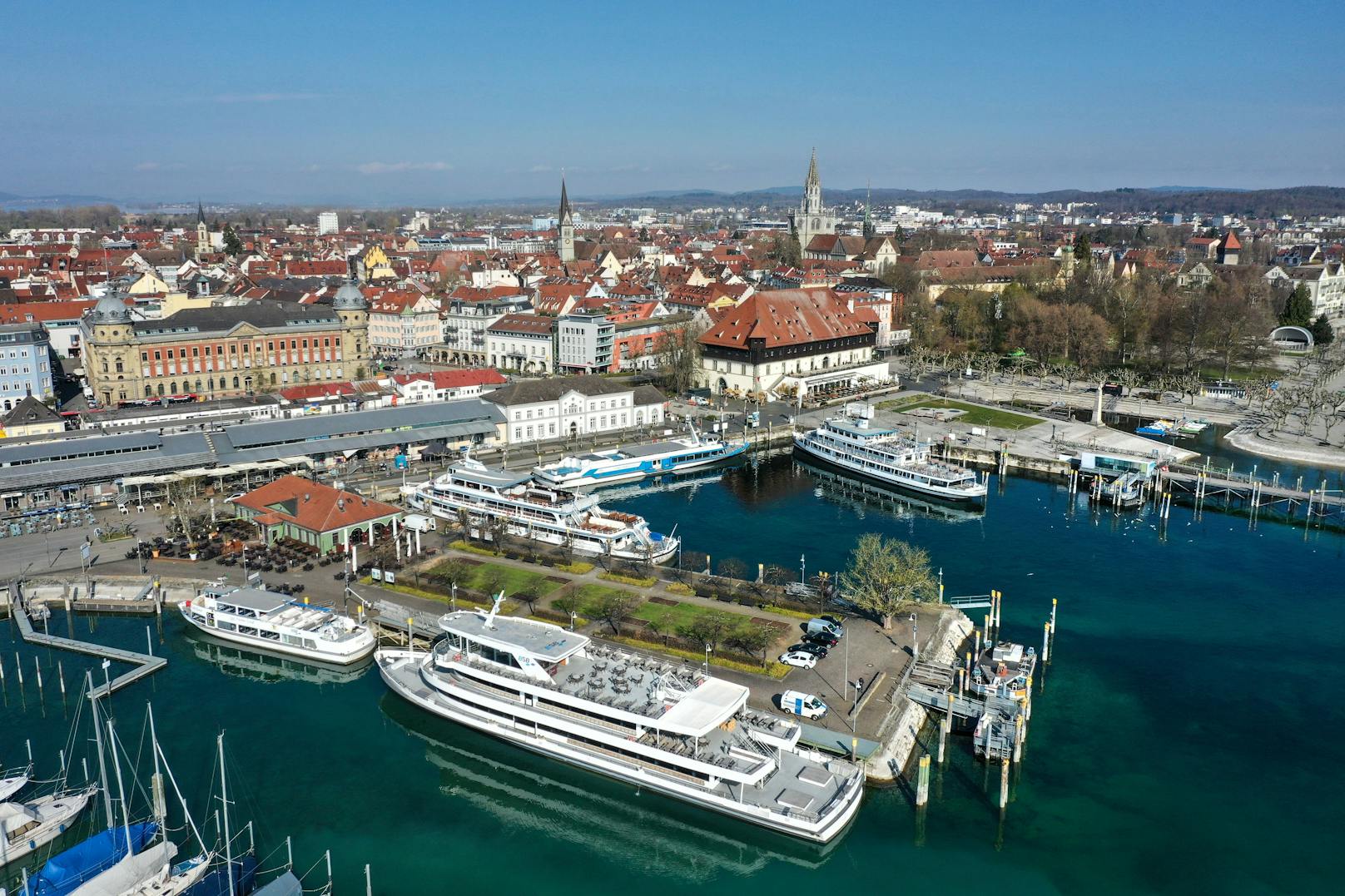 Mehrere Schiffe liegen im Konstanzer Yachthafen im Bodensee. Sie werden wohl nicht wie geplant abfahren.