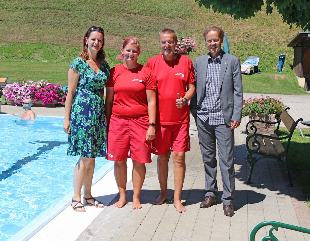 Bürgermeisterin Kerstin Suchan-Mayr, Bademeisterin Melanie Inezberger, Bademeister Arnold Schaub und Stadtamtsdirektor Rudolf Steinke am Montag.