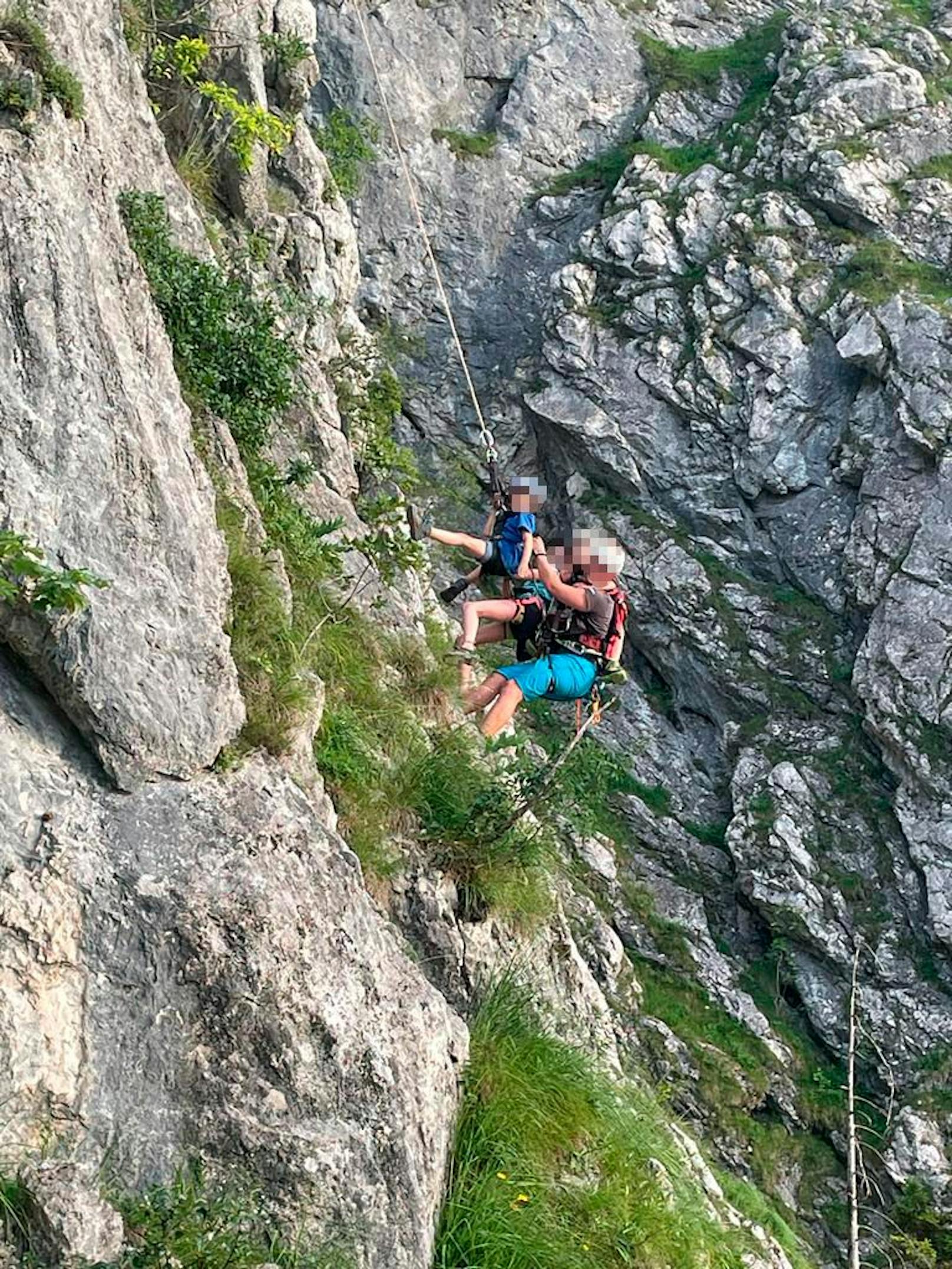 Urlauber kletterten samt Kind (5) in Sandalen auf Berg