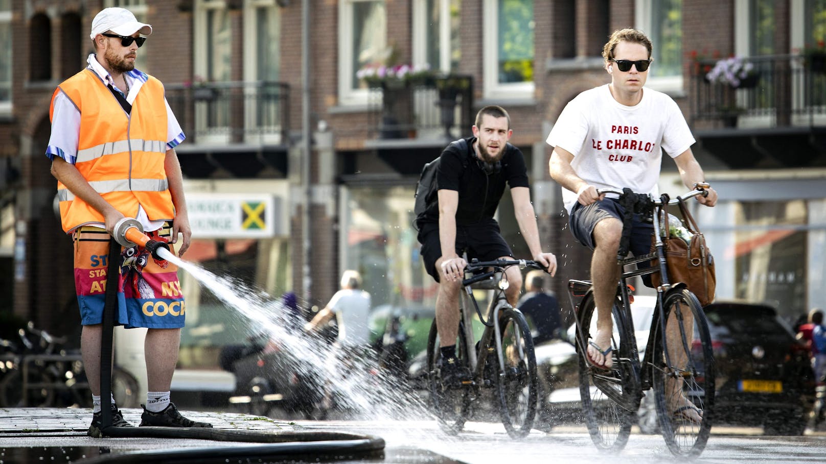 In den Niederlanden werden Straßen mit Wasser und Streusalz gekühlt.