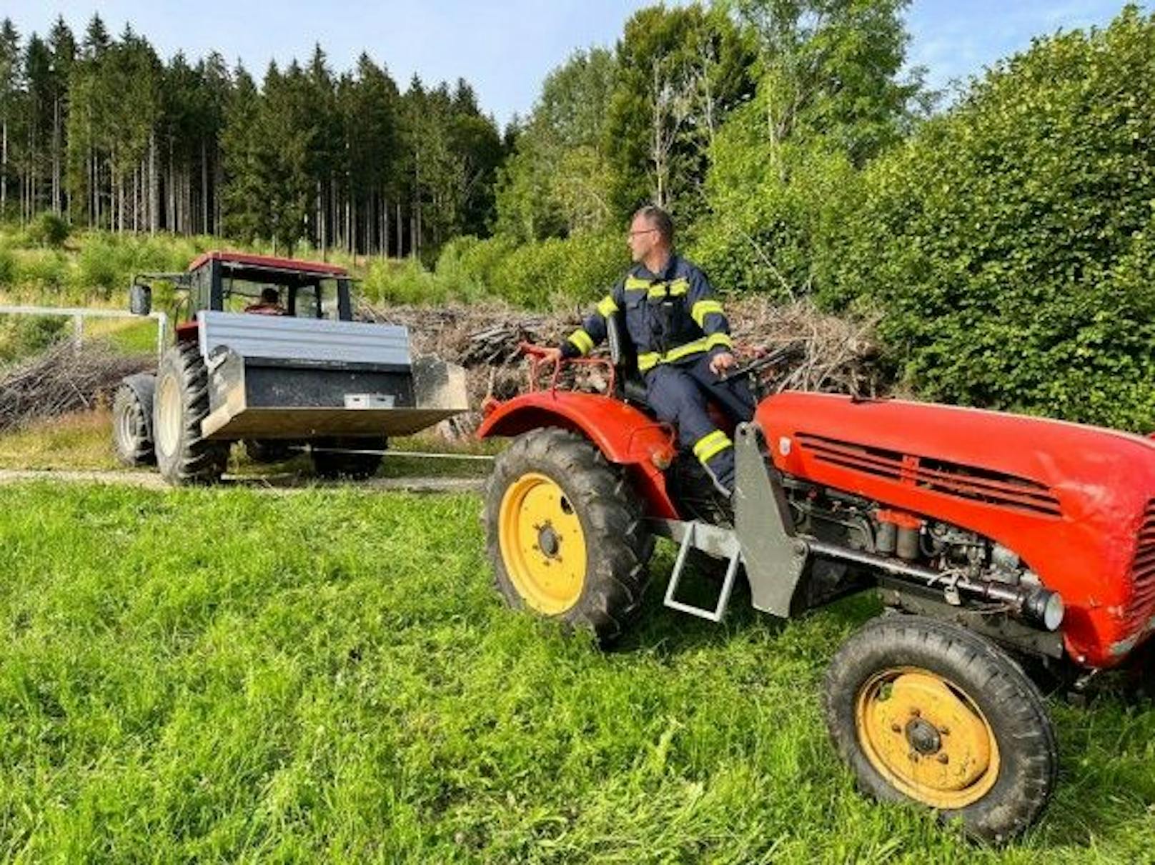Alter Traktor hatte keine Kabine – Landwirt (68) tot