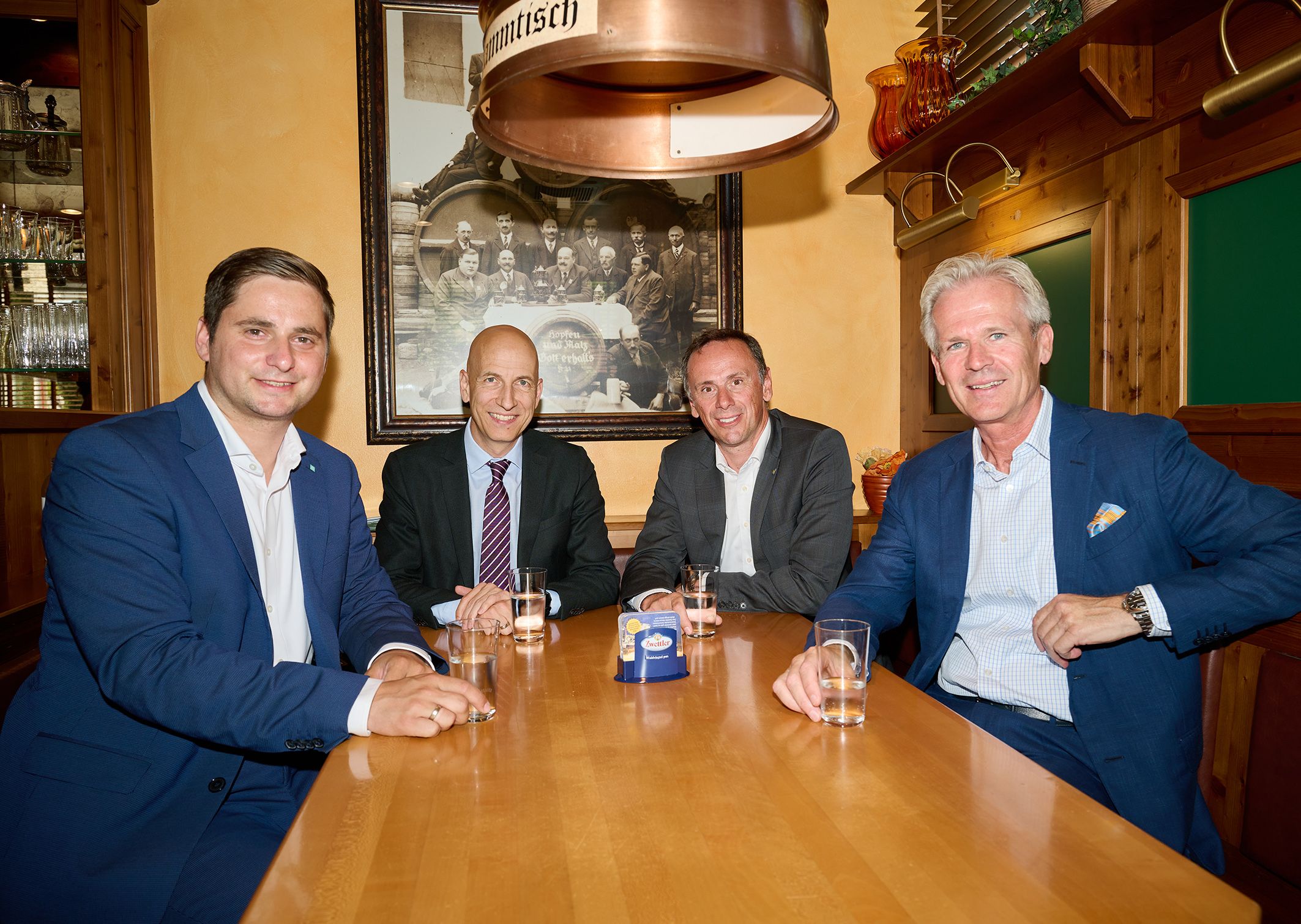 Nationalrat Lukas Brandweiner, Kocher und Danninger trinken beim Besuch bei Schwarz Wasser. (v.l.n.r.)