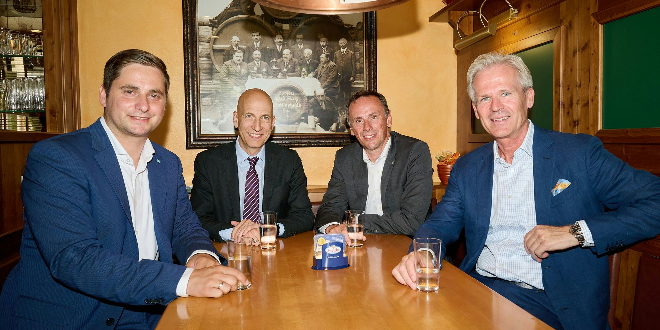  Abg. z. NR Lukas Brandweiner, Bundesminister Martin Kocher und Wirtschaftslandesrat Jochen Danninger, Geschäftsführer Karl Schwarz (Privatbrauerei Zwettl)  - COPYRIGHT: NLK Pfeiffer