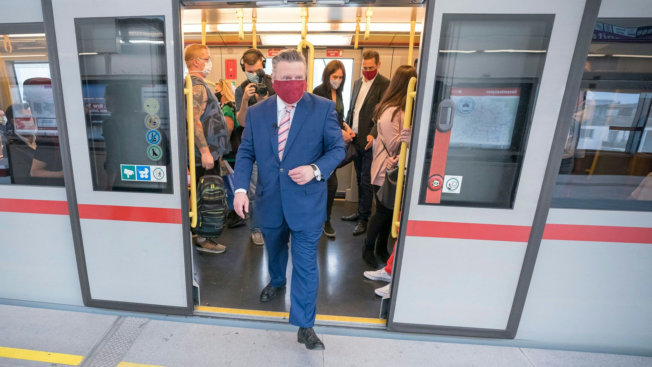 Bürgermeister Michael Ludwig (SP) in der Wiener U-Bahn. 