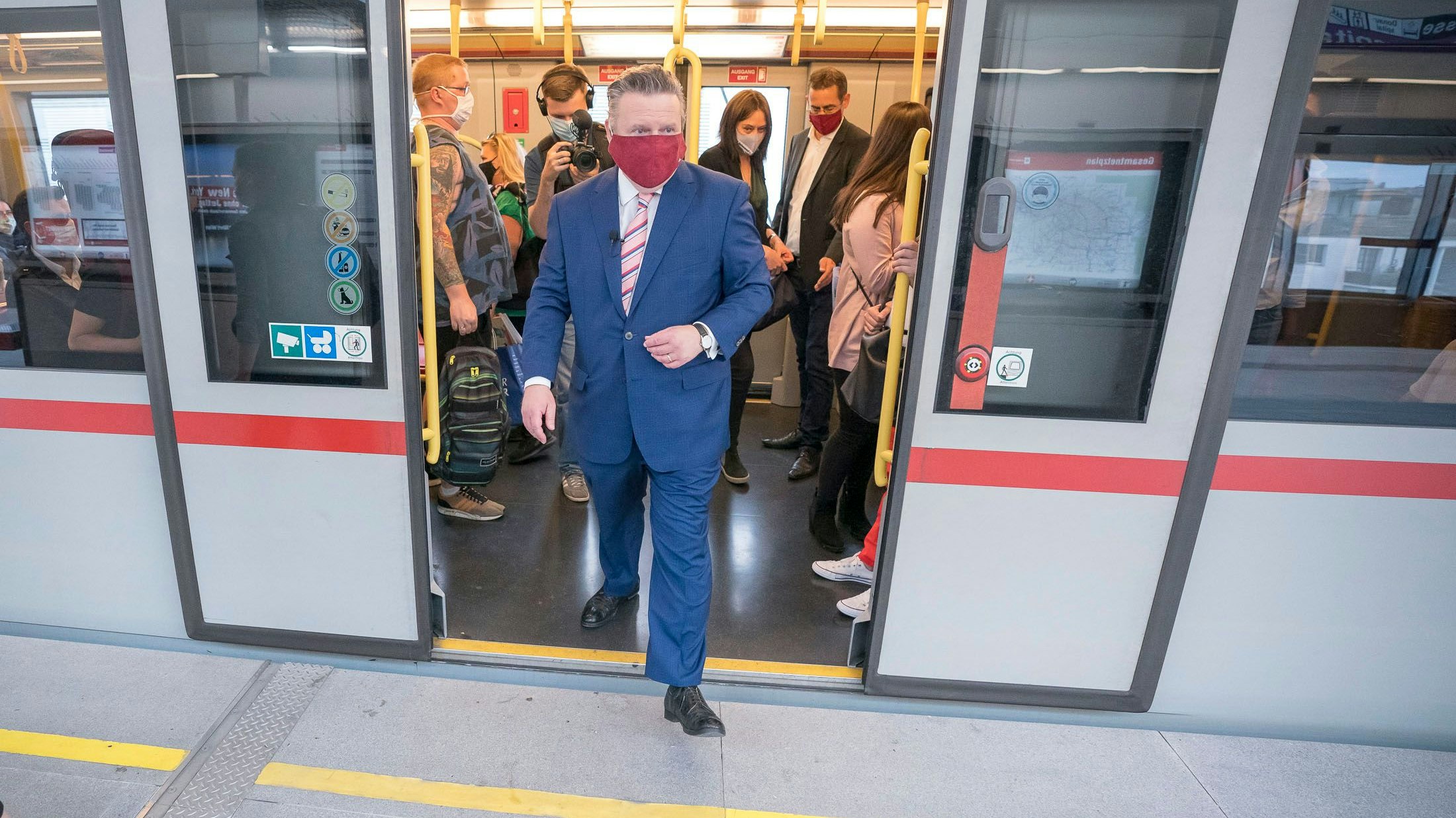 Bürgermeister Michael Ludwig (SP) in der Wiener U-Bahn. 