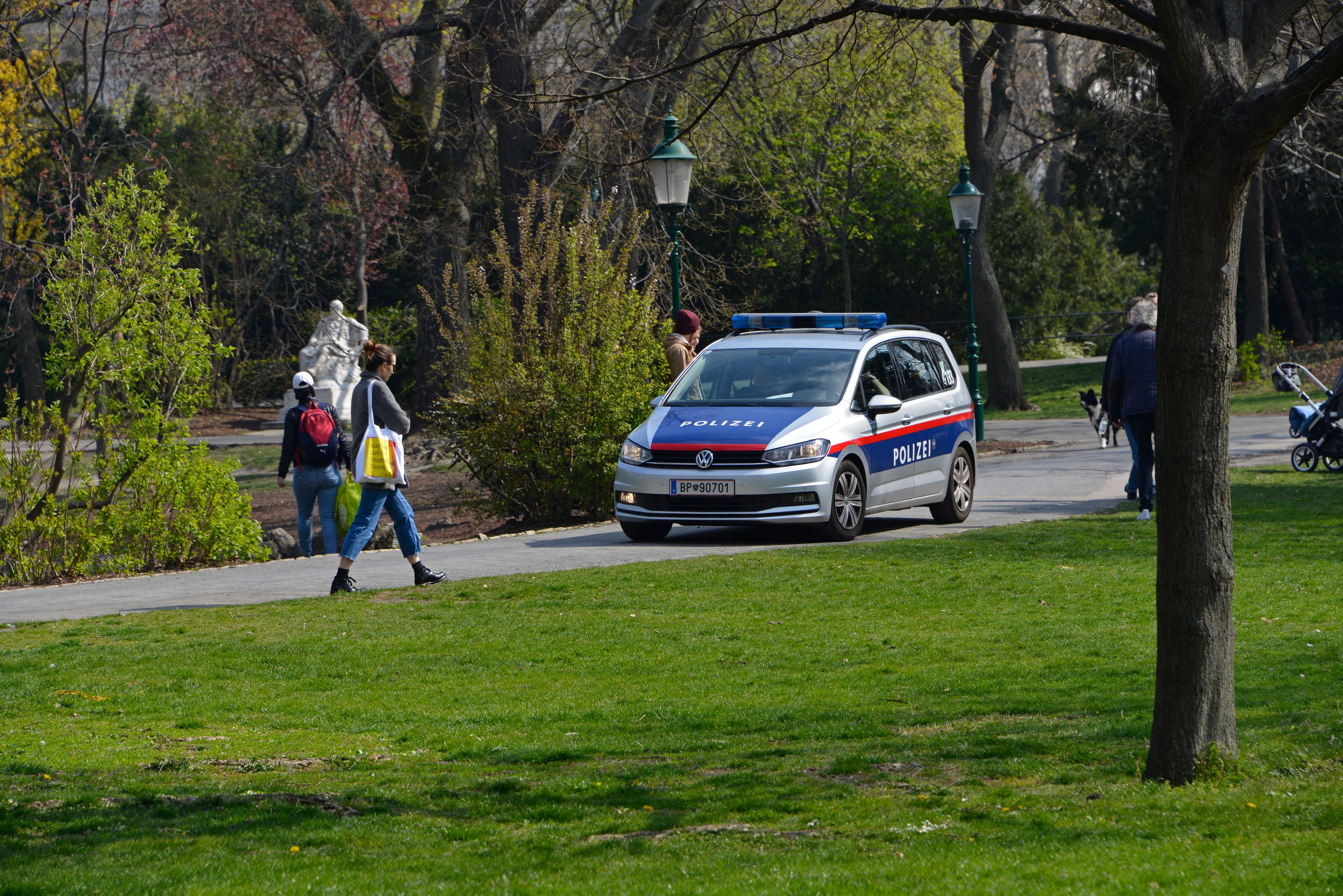 Die alarmierten Polizisten konnten die drei Tatverdächtigen im Stadtpark anhalten.