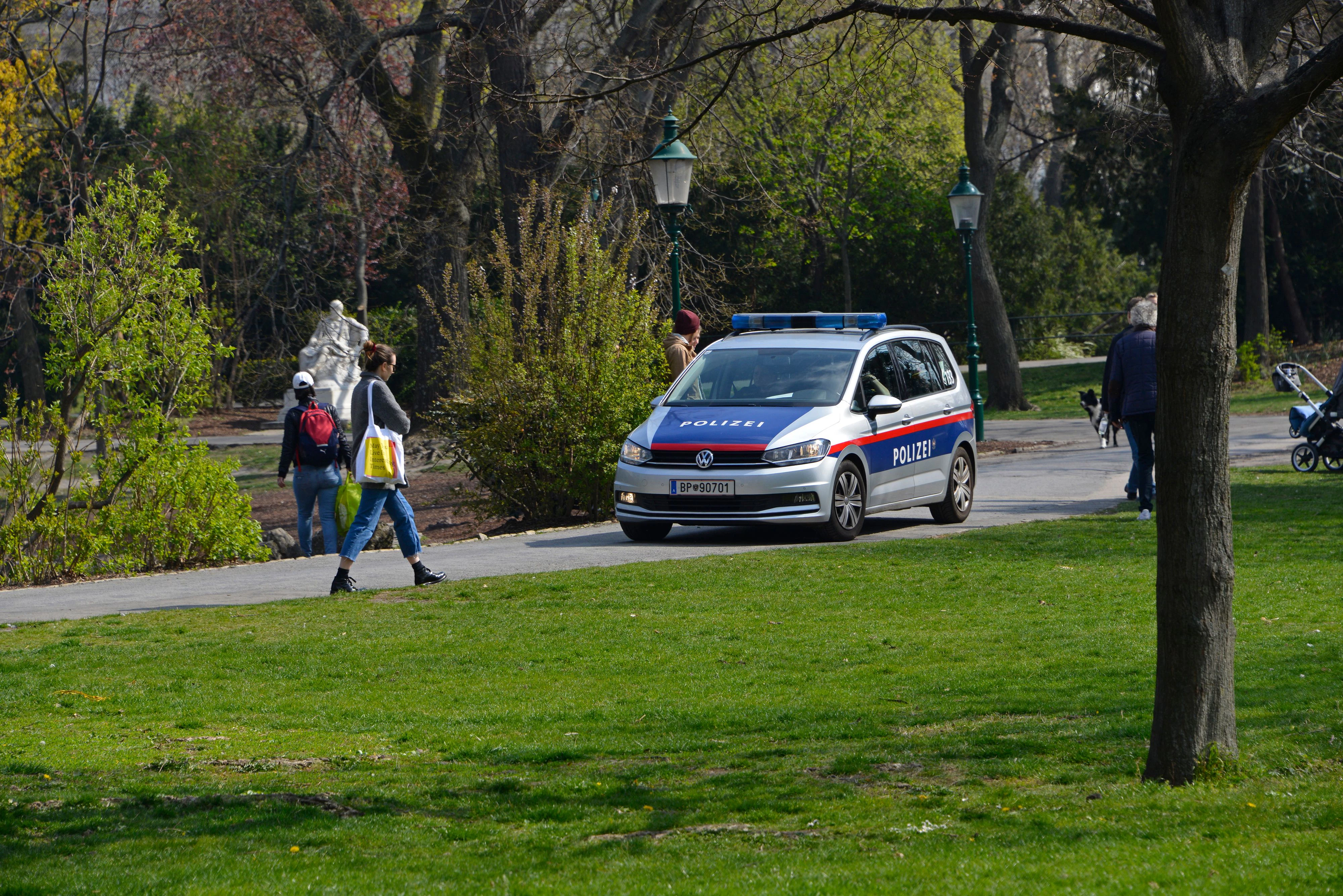 Download von www.picturedesk.com am 19.07.2022 (11:37).  Die Polizei kontrolliert die Ausgangsbeschränkung im Wiener Stadtpark bei Schönwetter .Der Coronavirus in Österreich. Ab 16.03.2020 gibt es eine Ausgangsbeschränkung in ganz Österreich. 1. Bezirk, 1010, Innere Stadt, Wien, Österreich - 20200329_PD6036 - Rechteinfo: Rights Managed (RM)