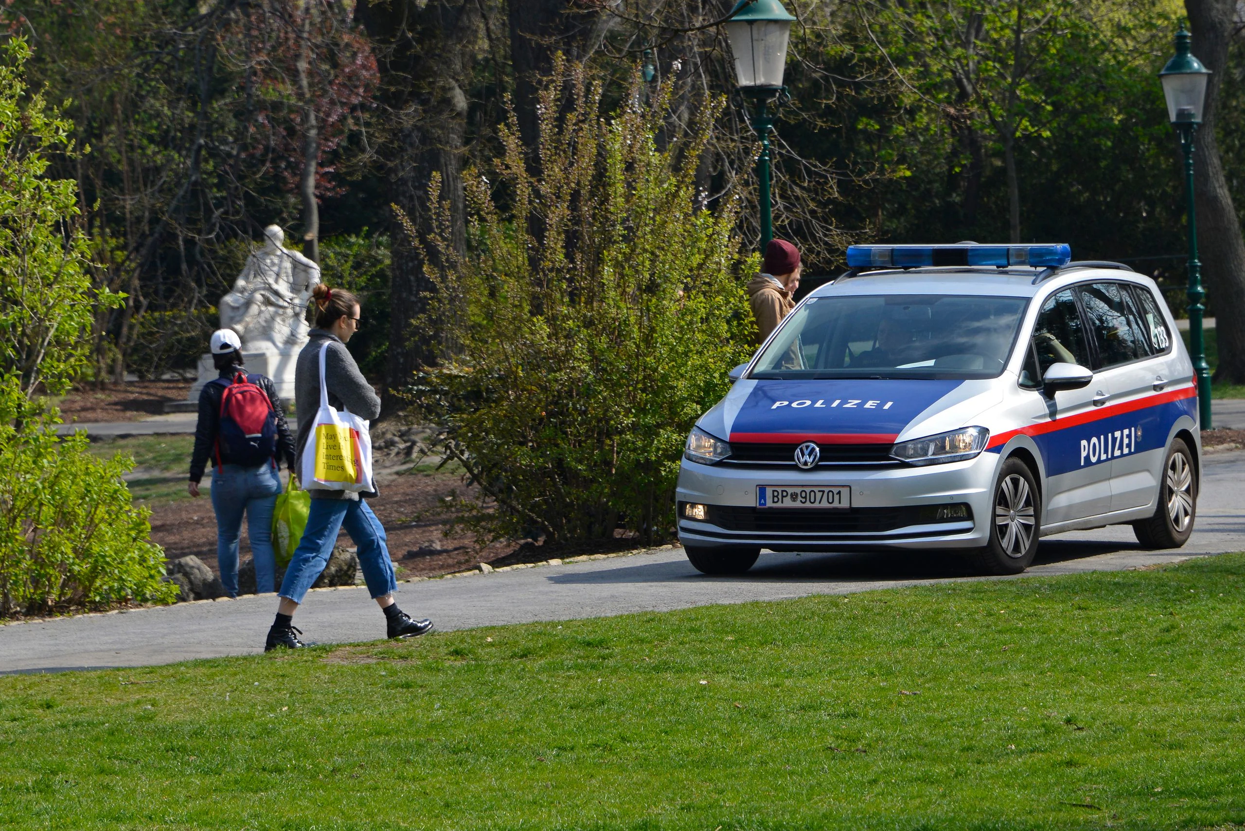 Download von www.picturedesk.com am 19.07.2022 (11:37).  Die Polizei kontrolliert die Ausgangsbeschränkung im Wiener Stadtpark bei Schönwetter .Der Coronavirus in Österreich. Ab 16.03.2020 gibt es eine Ausgangsbeschränkung in ganz Österreich. 1. Bezirk, 1010, Innere Stadt, Wien, Österreich - 20200329_PD6036 - Rechteinfo: Rights Managed (RM)