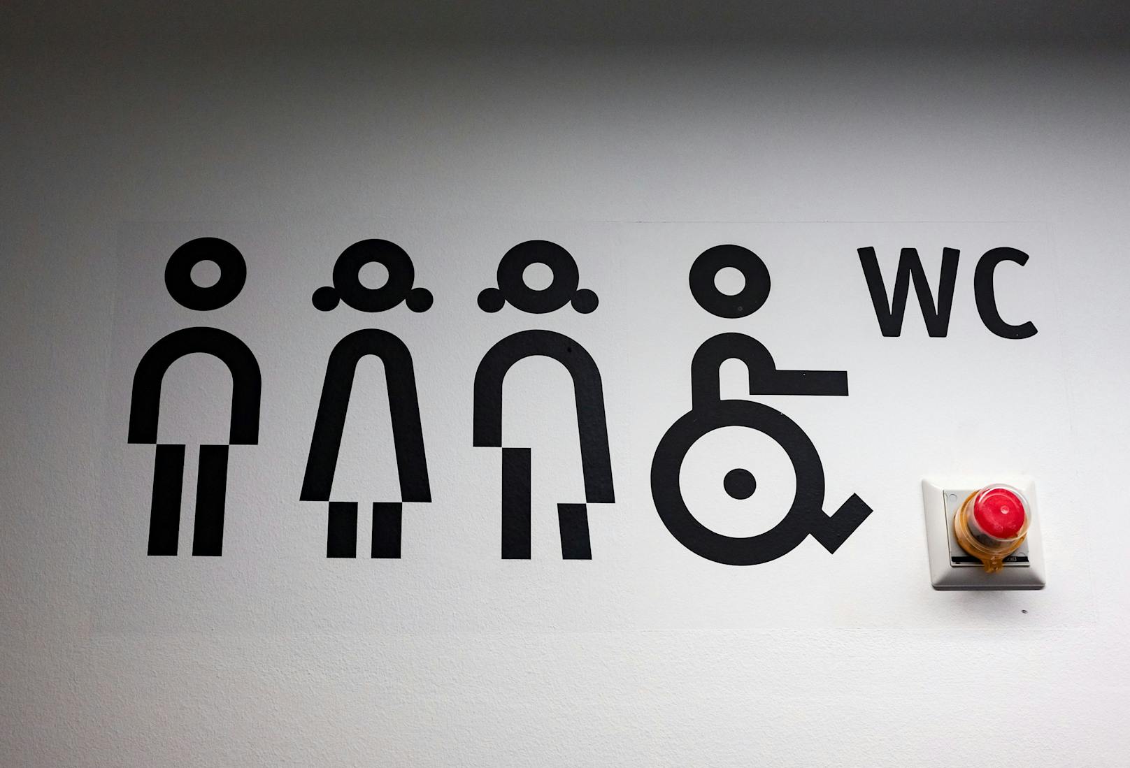 Die Stadt Zürich setzt einen neuen Meilenstein und reagiert auf die steigenden Zahlen&nbsp;von Trans-Schülerinnen. Gibt es bei uns auch bald solche WCs?
