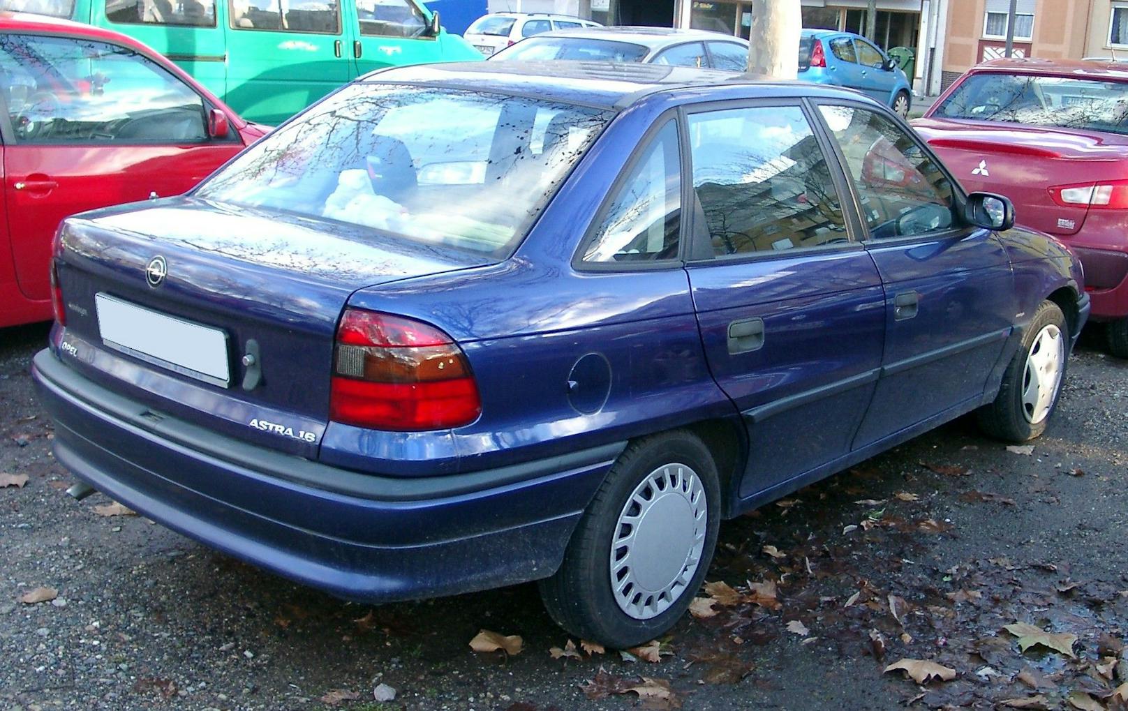 Ein Opel Astra F mit Stufenheck in Blau. Symbolbild