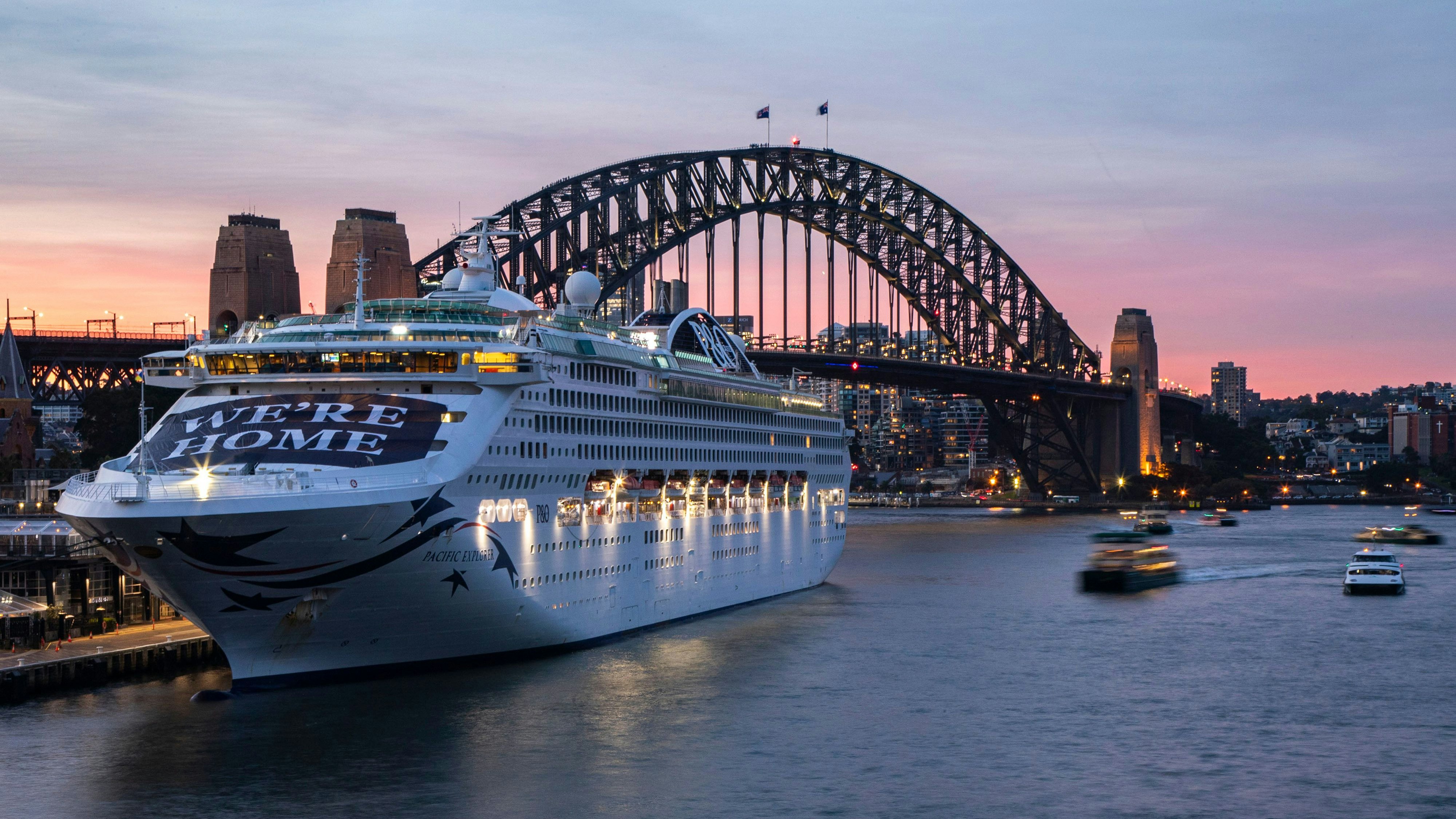 Das australische Kreuzfahrtschiff Pacific Explorer liegt nun im White Bay Cruise Ship Terminal in Sydney vor Anker 