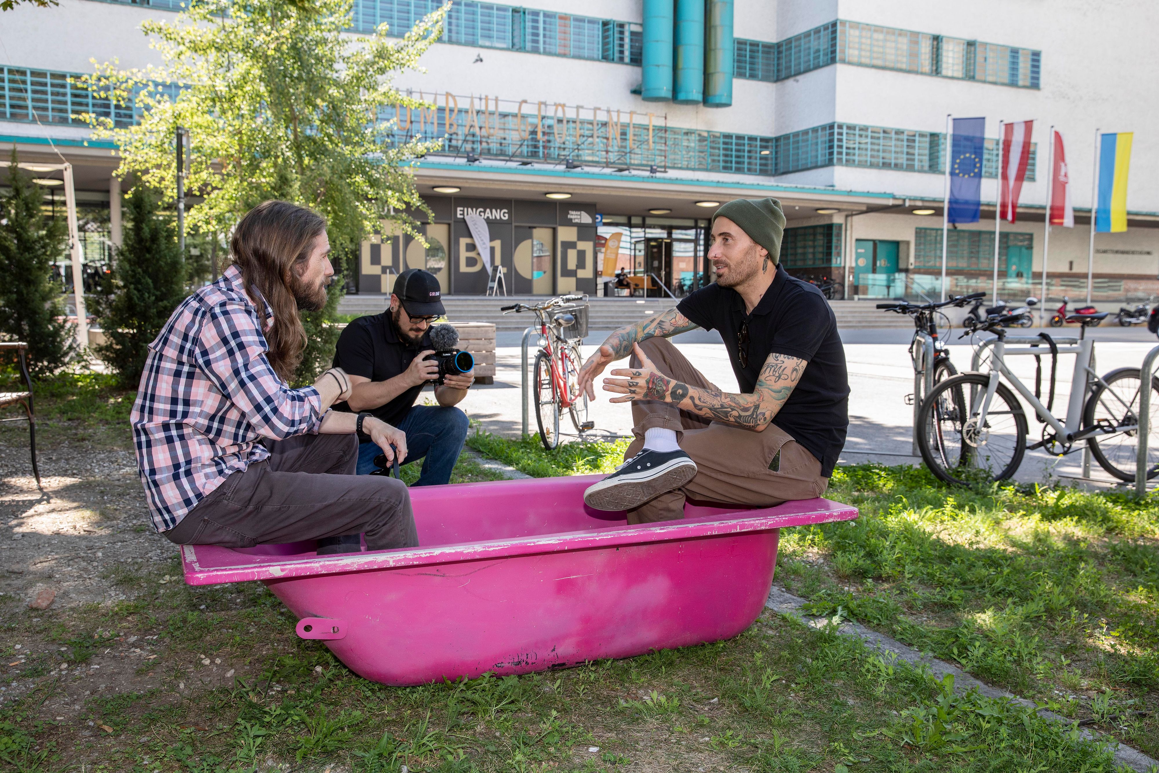 Stefan Beham (rechts) wurde Mittwochvormittag in der Linzer Tabakfabrik interviewt.
