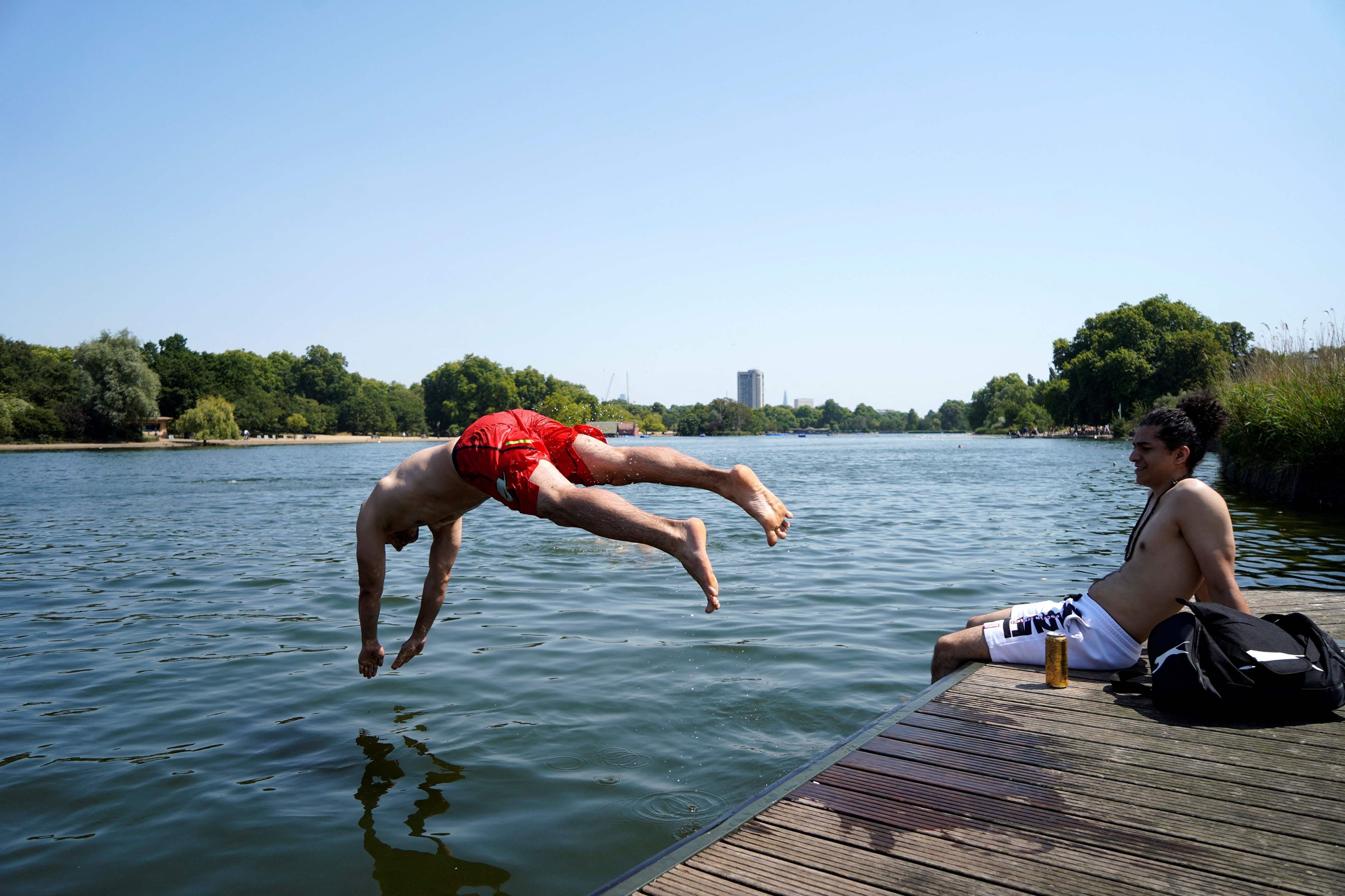 Einige Briten kühlen sich im Serpentine Lake im Hyde Park ab.
