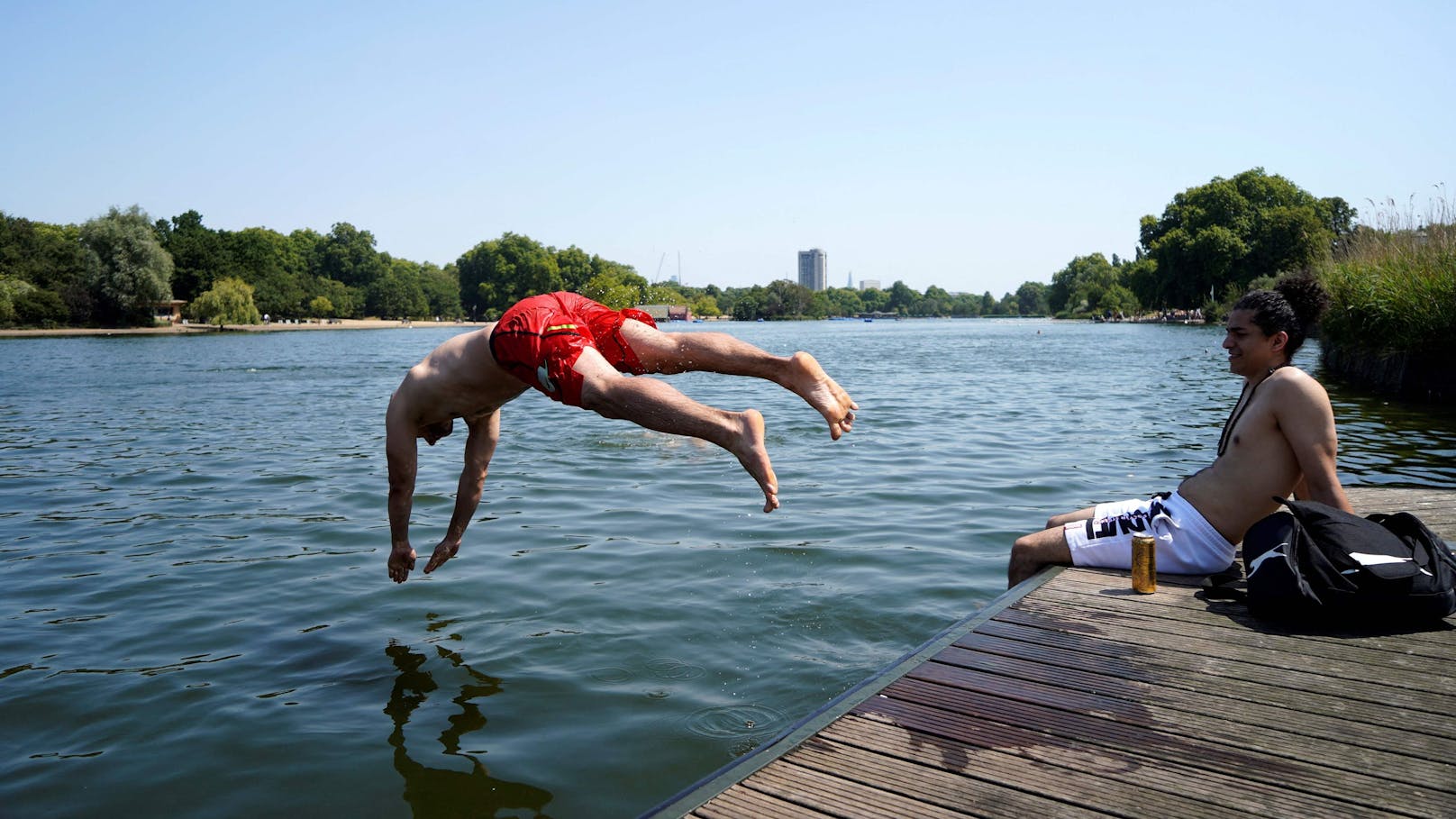 Einige Briten kühlen sich im Serpentine Lake im Hyde Park ab.