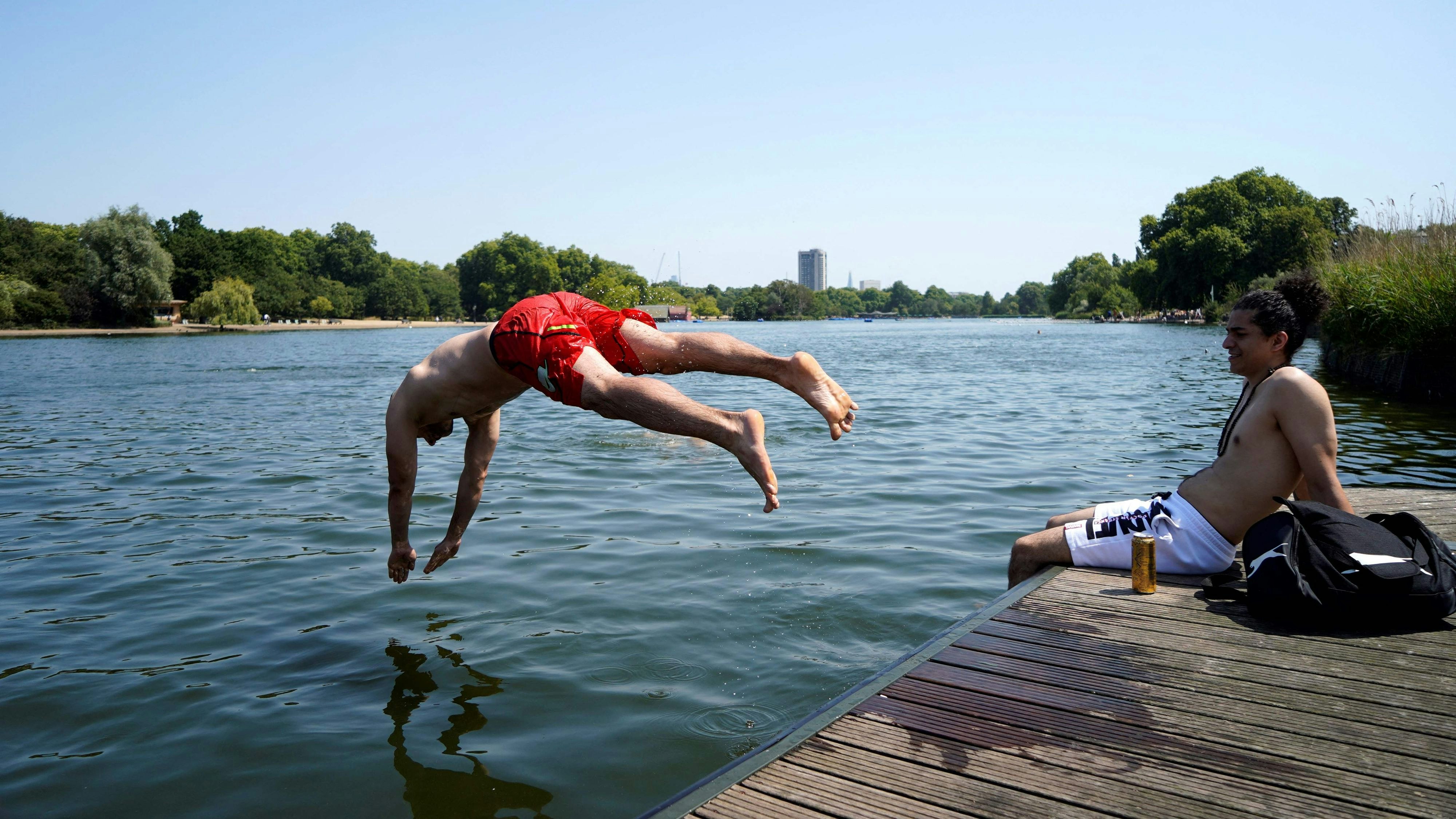 Einige Briten kühlen sich im Serpentine Lake im Hyde Park ab.