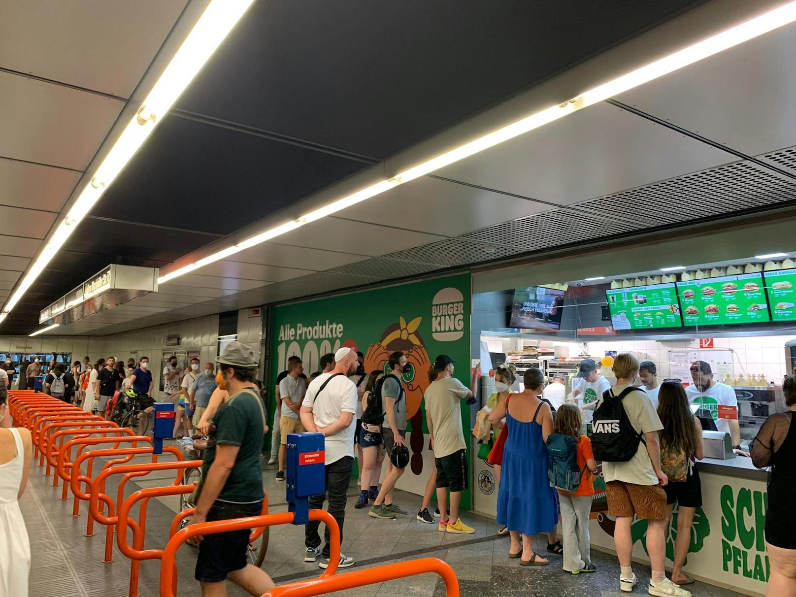 Im U-Bahn-Tunnel schützten sich die Kunden wenigstens vor der Gluthitze.