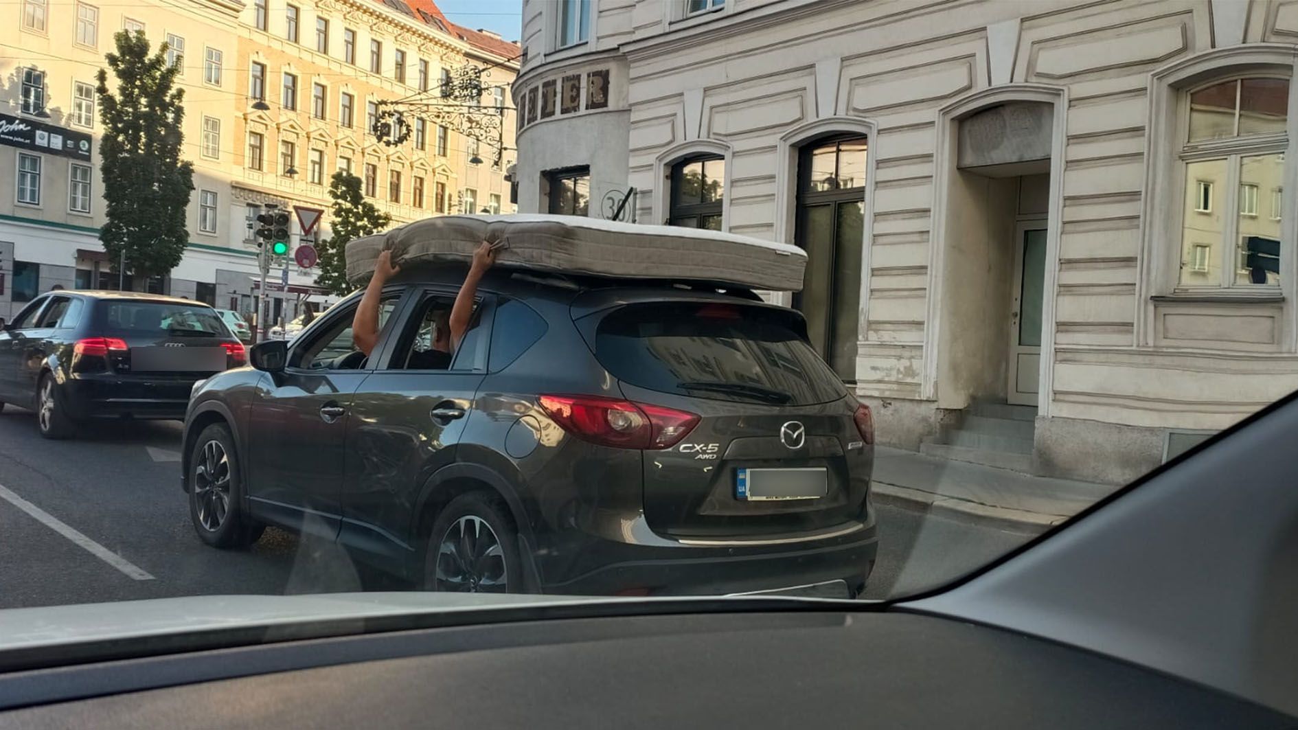 Die Besitzer dieses Mazda CX-5 versuchten die Matratze mit den eigenen Händen festzuhalten. 