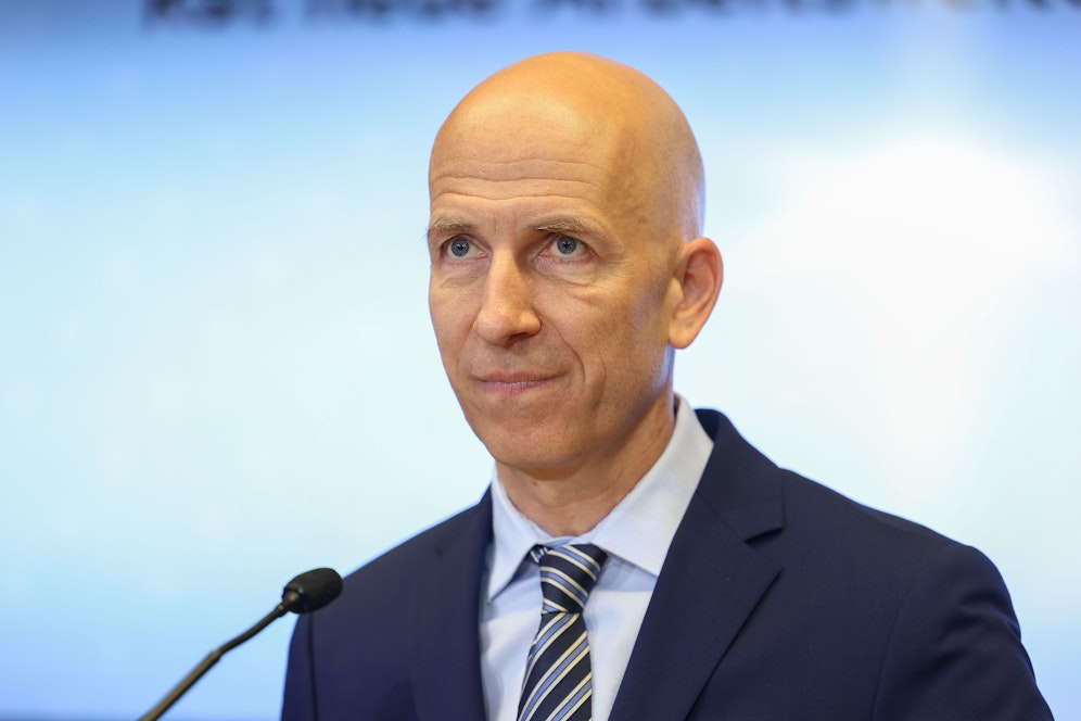 Laut Arbeitsminister Kocher sollen nun die beschlossenen Boni den Österreichern durch die Teuerung helfen – bei Deckelungen sei alles offen.