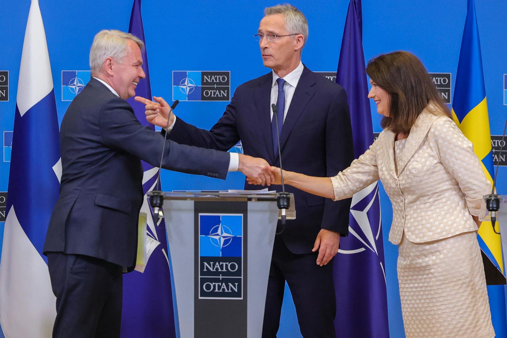 Finnland Außenminister Pekka Haavisto (l.) und seine schwedische Amtskollegin Ann Linde (r.) mit NATO-Generalsekretär Jens Stoltenberg nach der Unterzeichnung ihrer Beitrittsgesuche am 5. Juli 2022.