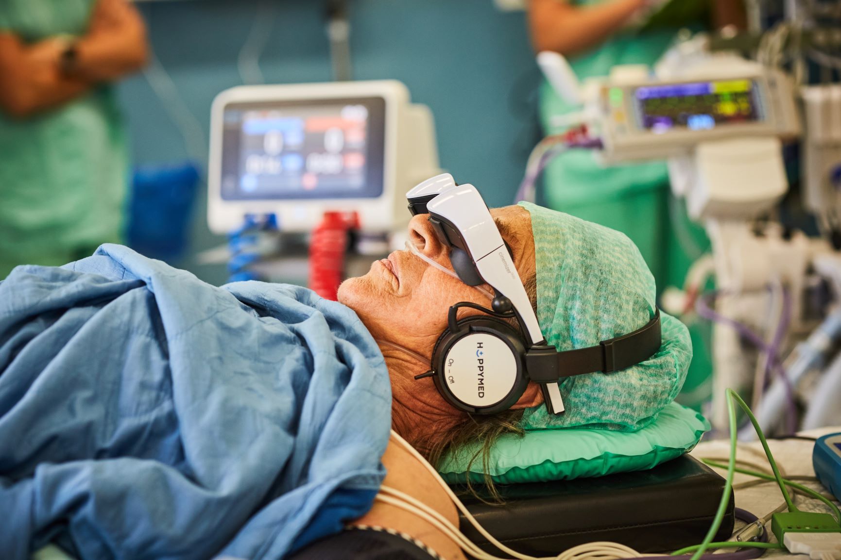 67-jährige Patientin mit der Videobrille