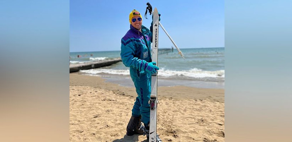 Der Mühlviertler Bräutigam Christian als Skifahrer am Strand von Jesolo.