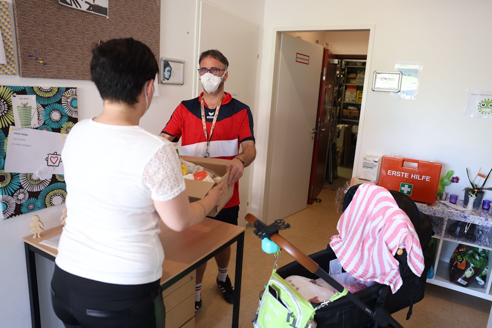 Lisa H. <em>(Name geändert)</em> lebt im Mutter-Kind-Haus Floridsdorf, holt sich dort regelmäßig ein Lebensmittelpaket von Mate C. ab. Doch die Spenden werden weniger, immer mehr Produkte müssen vom Haus zugekauft werden.