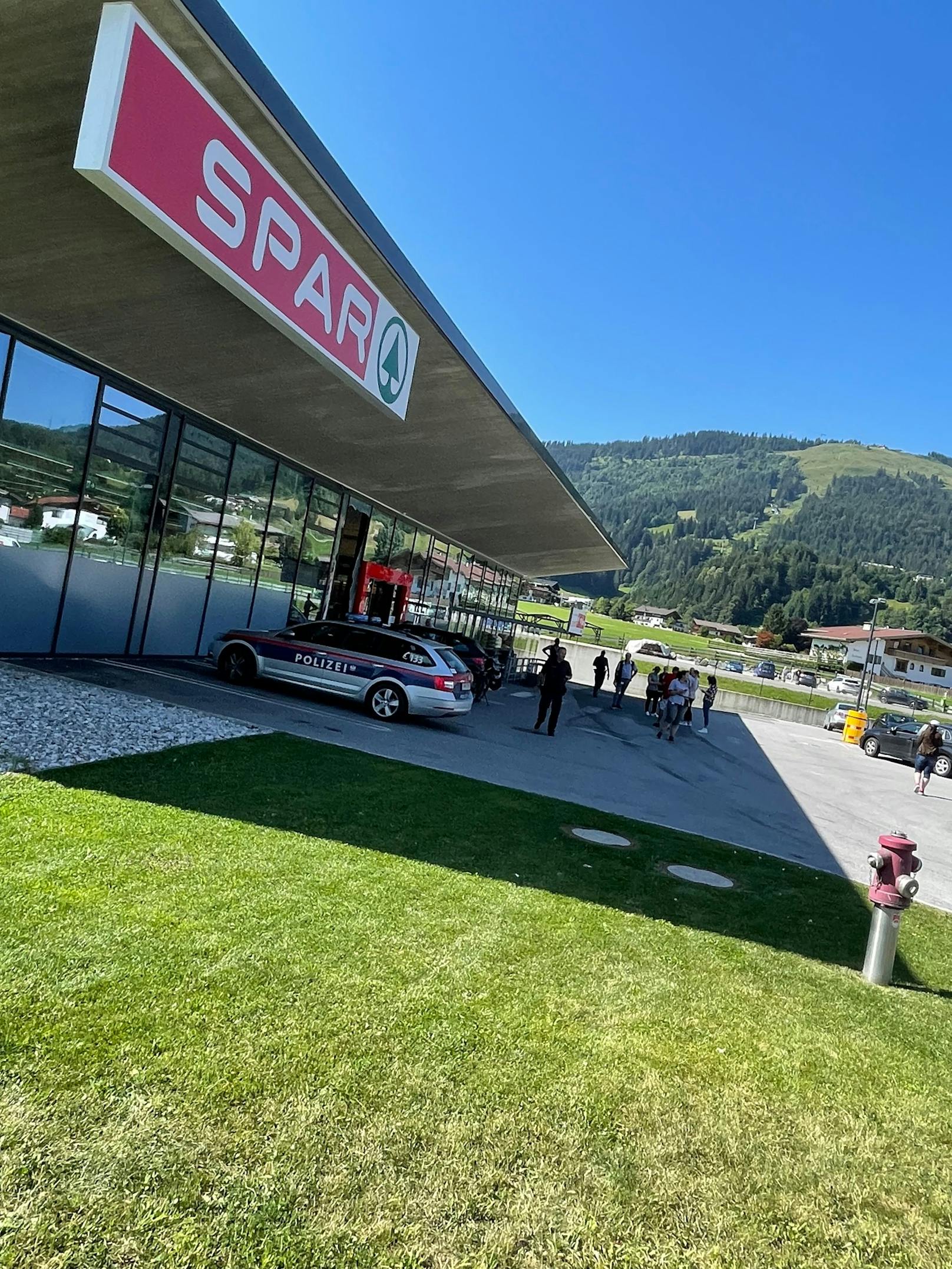 Wie die "Tiroler Tageszeitung" berichtet, ereignete sich das Drama am Dienstagvormittag vor einem Spar in Ellmau. Eine Autofahrerin verlor gegen 9.00 Uhr aus bisher ungeklärter Ursache die Kontrolle über ihr Fahrzeug.