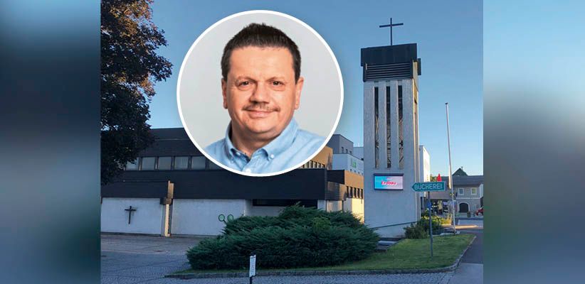 Die beiden Werbe-Bildschirme der Pfarrkirche Sierninghofen-Neuzeug (Bezirk Steyr-Land) regen zur Diskussion an.