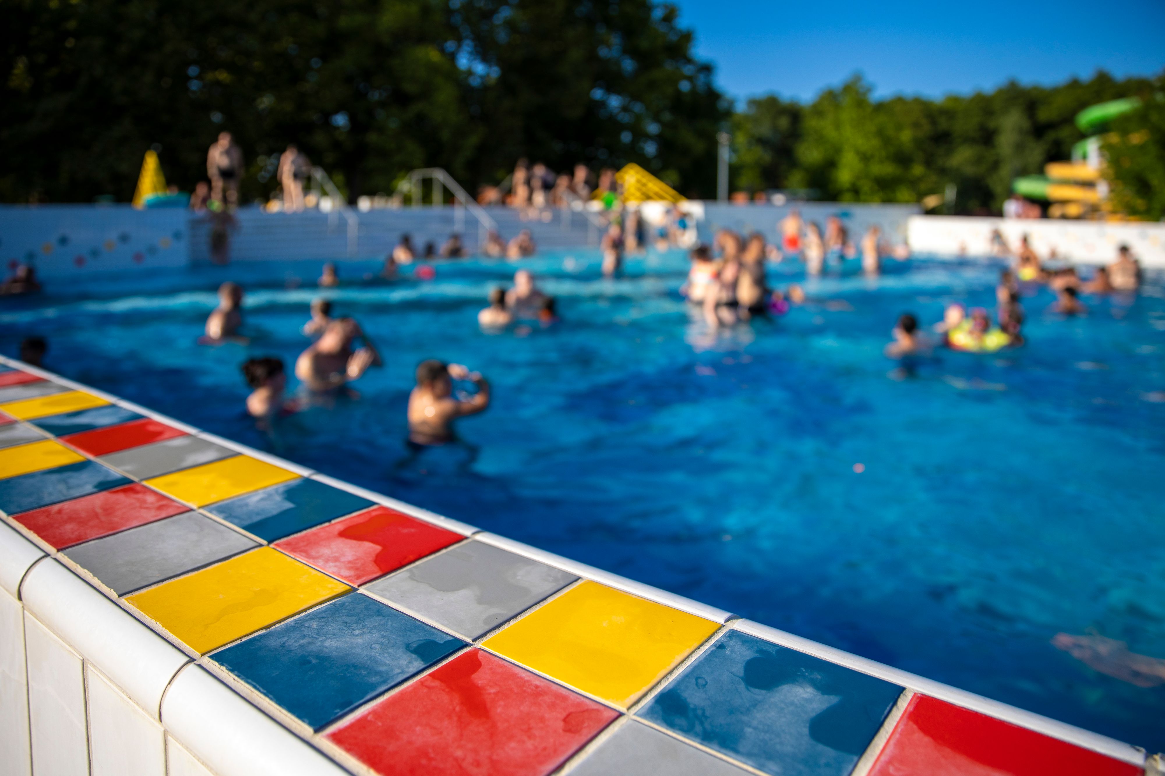 In einem Freibad in Berlin spielten sich am Dienstagabend wilde Szenen ab (Symbolbild).