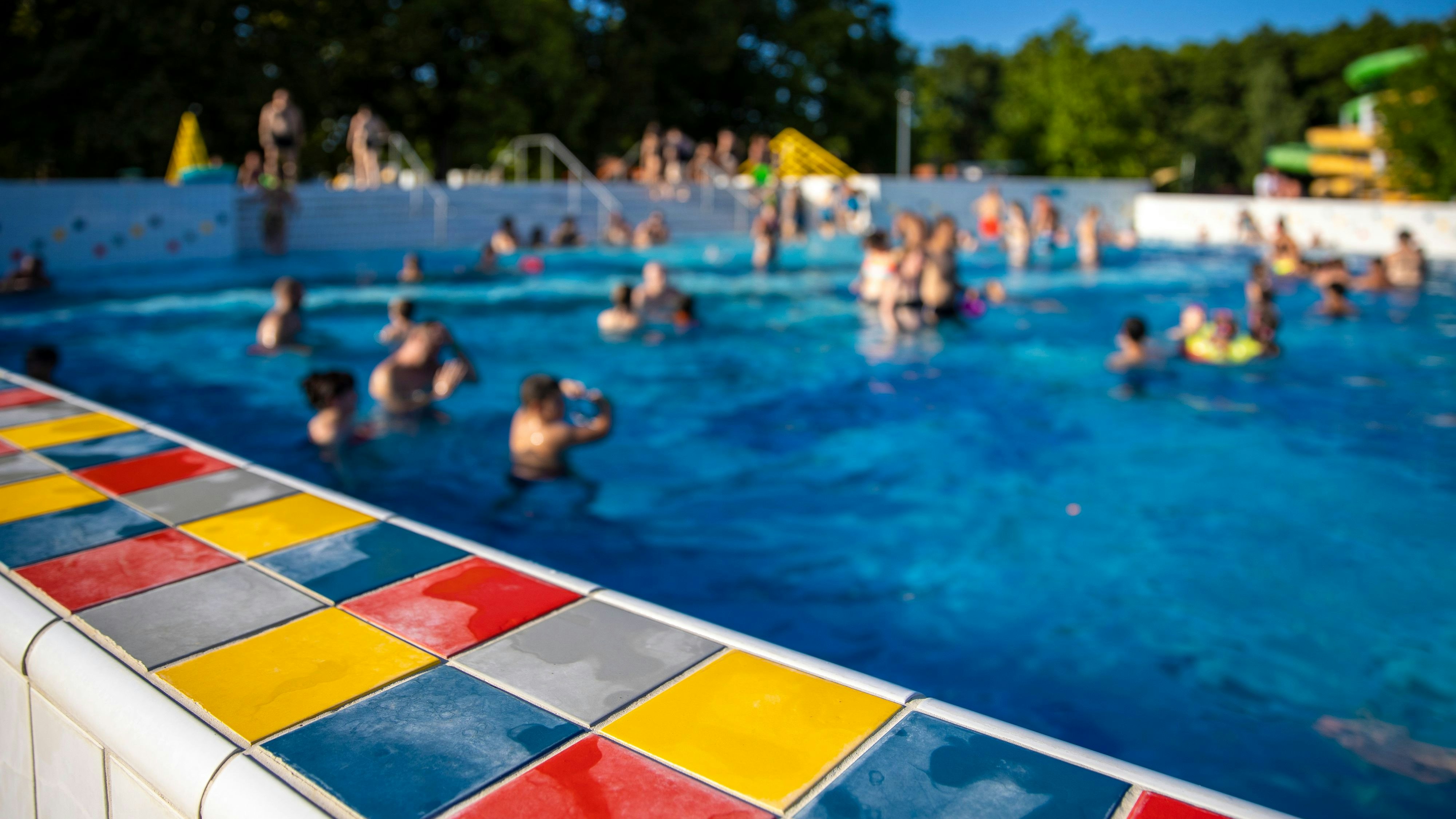 In einem Freibad in Berlin spielten sich am Dienstagabend wilde Szenen ab (Symbolbild).
