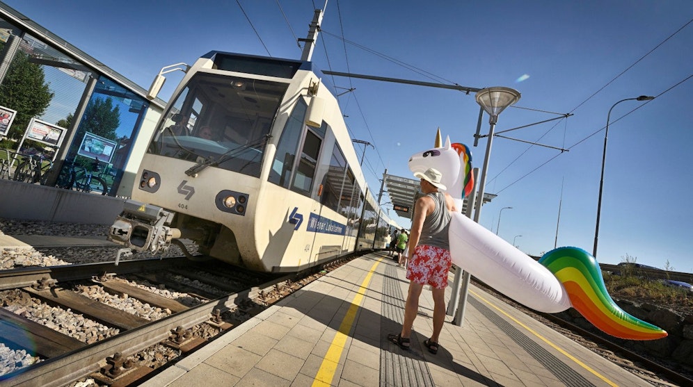 Die Badner Bahn befördert täglich bis zu 40.000 Zuggäste.