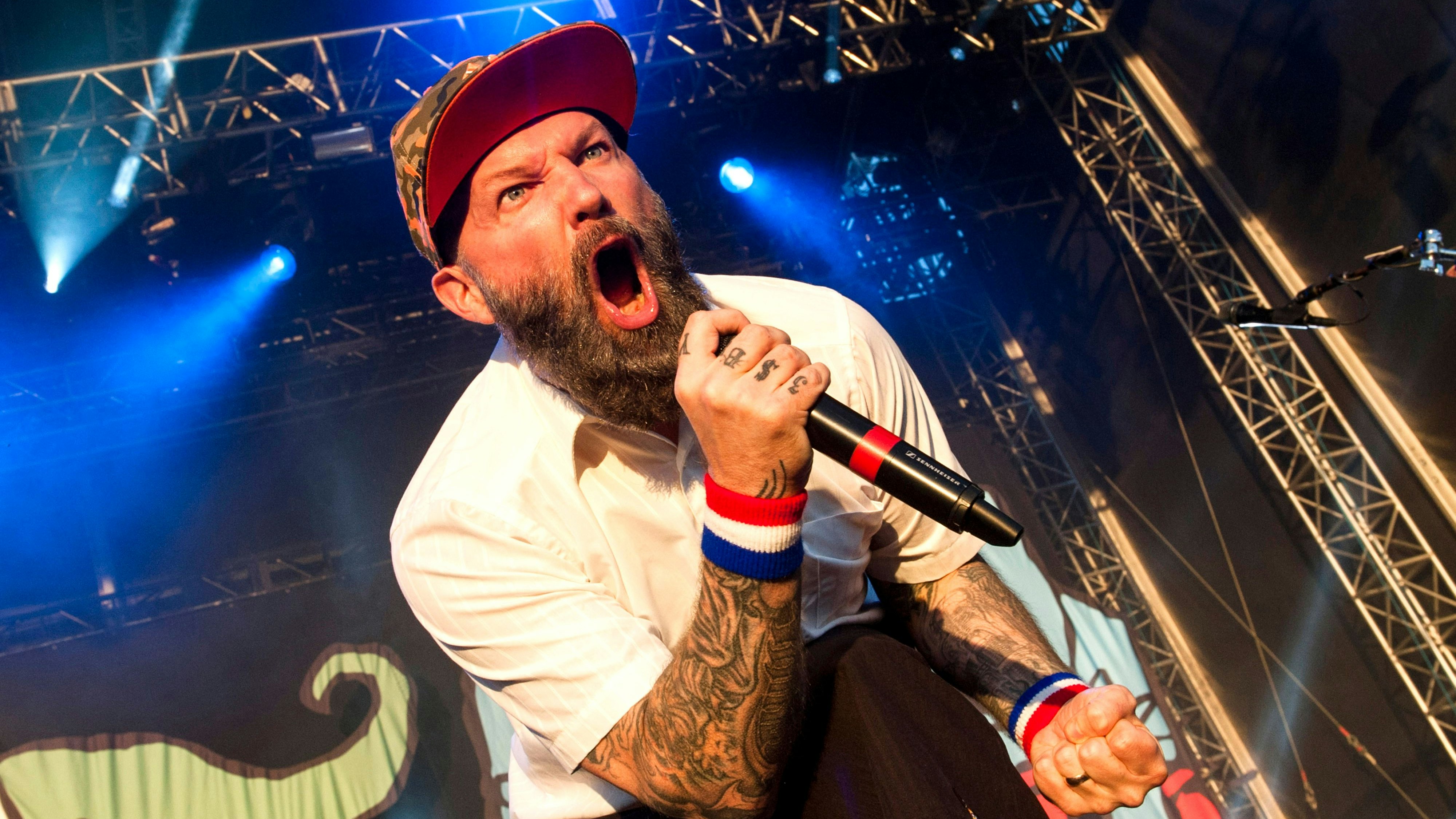 Download von www.picturedesk.com am 20.07.2022 (11:13).  Singer Fred Durst of US group Limp Bizkit performs during the music festival Rock for People in Hradec Kralove, Czech Republic, June 5, 2015. (CTK Photo/David Tanecek) - 20150605_PD5938 - Rechteinfo: Rights Managed (RM)