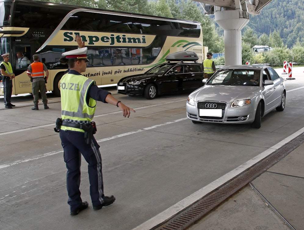 Eine Polizeikontrolle an der Grenze zwischen Slowenien und Österreich beim Karawankentunnel. Archiv- und Symbolbild.