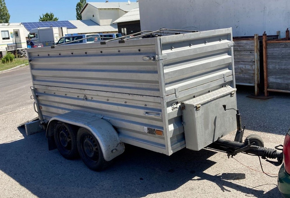 Der völlig überladene Anhänger.