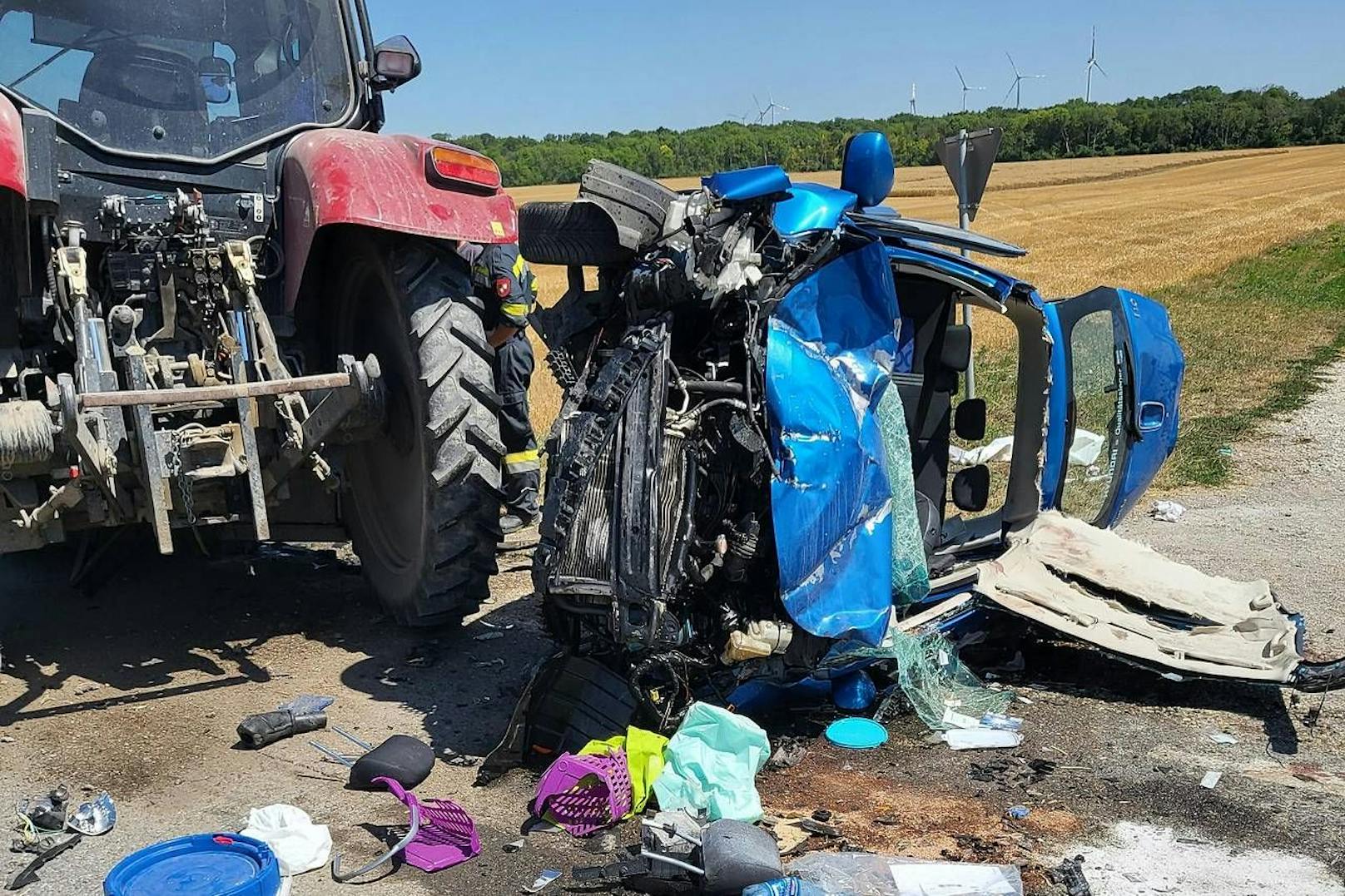 Crash gegen Traktor fordert vier Schwerverletzte