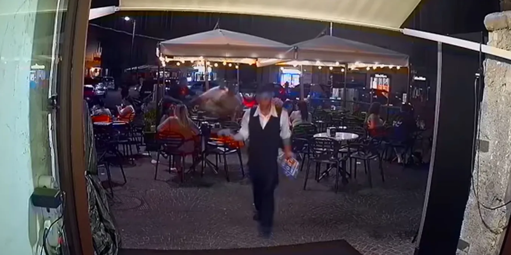 Von hinten pirschte sich ein Mann an zwei Schweizer Touristen und bedrohte sie mit einer Waffe.