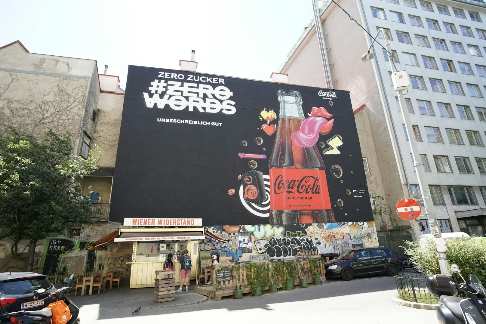 CocaCola lädt Street Art Künstler zur Neugestaltung der Werbetafel ein