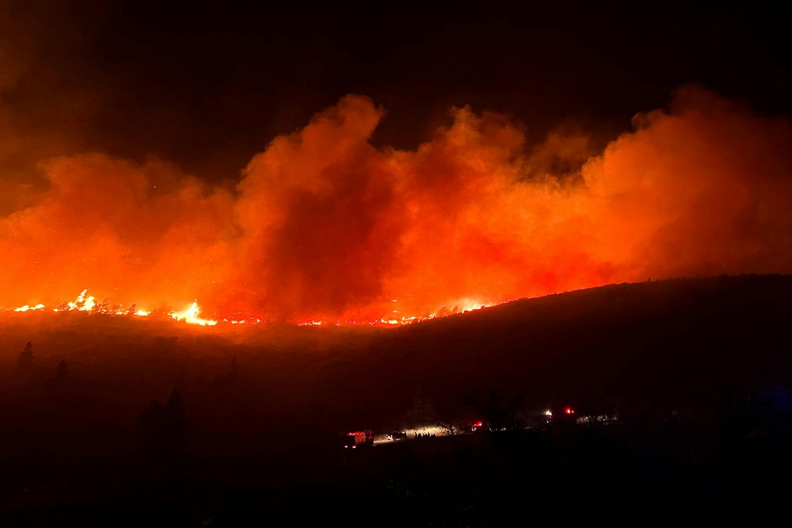 Im Nordosten Athens sind aus noch ungeklärten Gründen grosse Brände ausgebrochen.