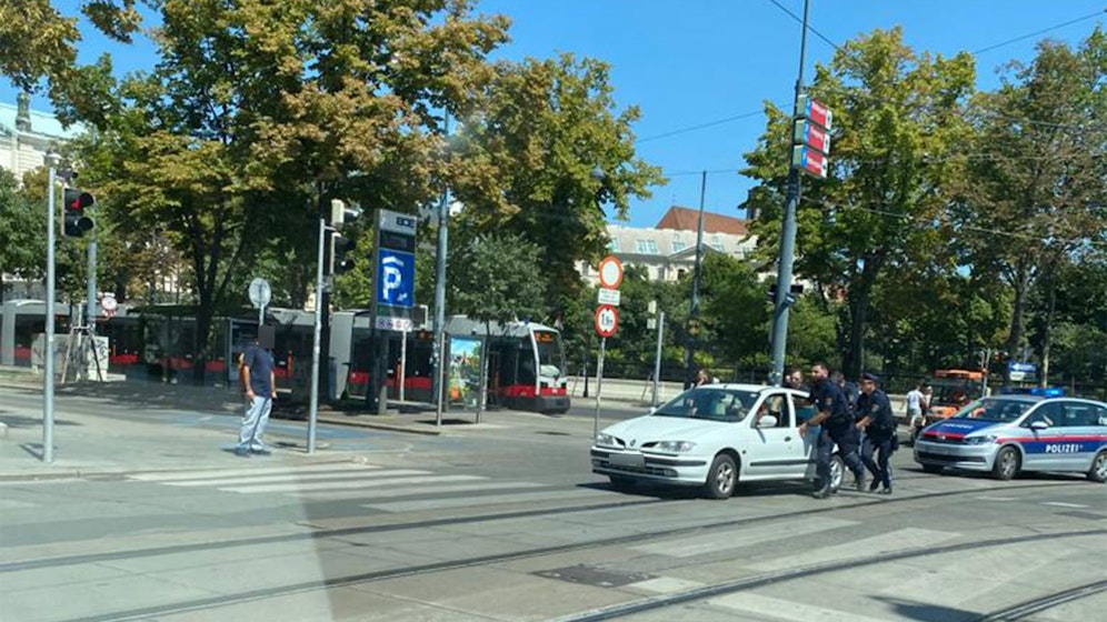 Weil der Pkw am Ring eine Panne hatte, legten Beamte selbst Hand an.