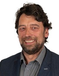 Anwalt Ulrich Salburg ist sauer und holt zum Schlag gegen den Stromanbieter aus.